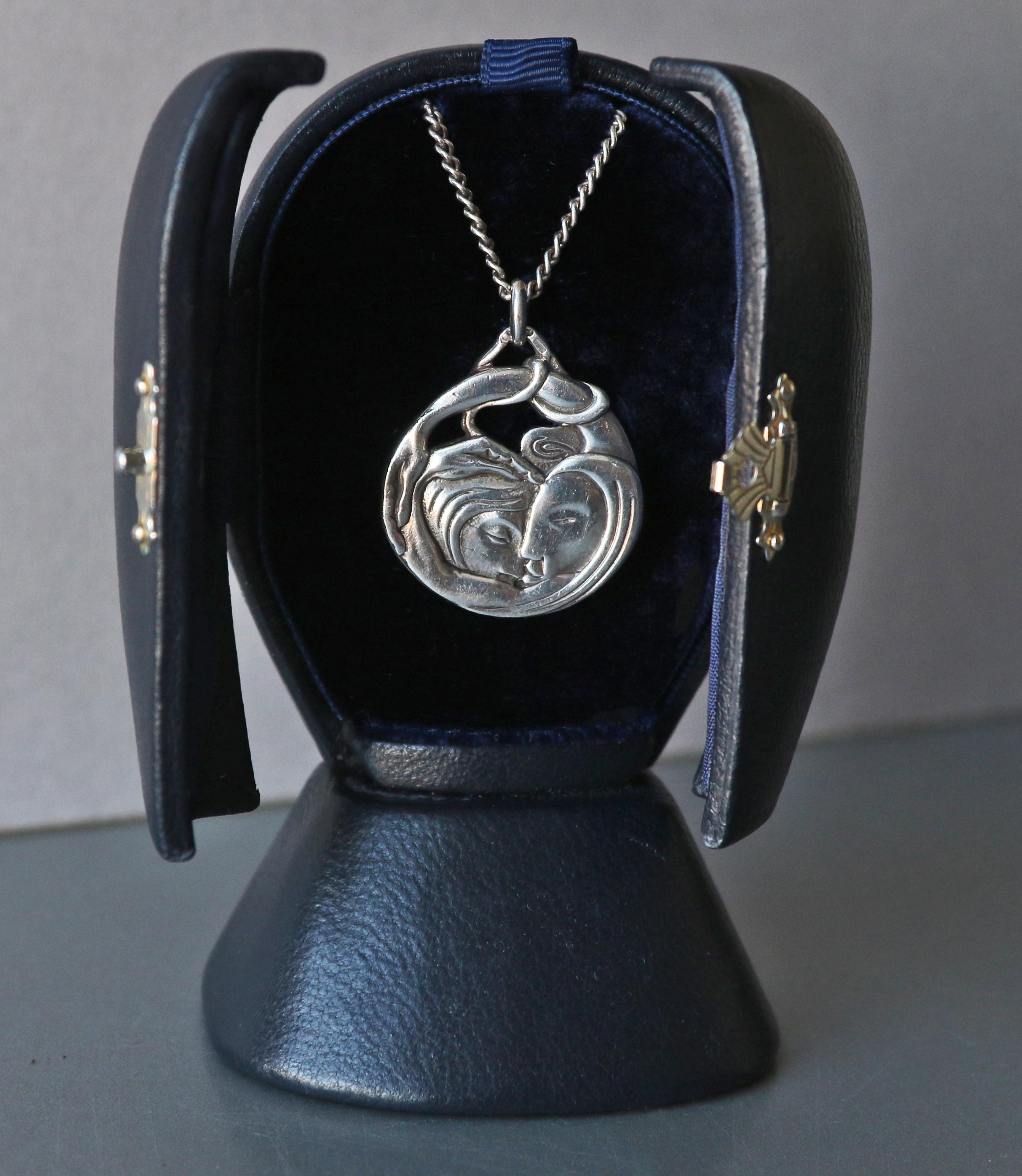 Paco Durrio 'Leda and the Swan' Reversible Symbolist Pendant 3