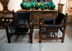 Pareja de sillones de madera y cuero diseñados por Paco Muñoz