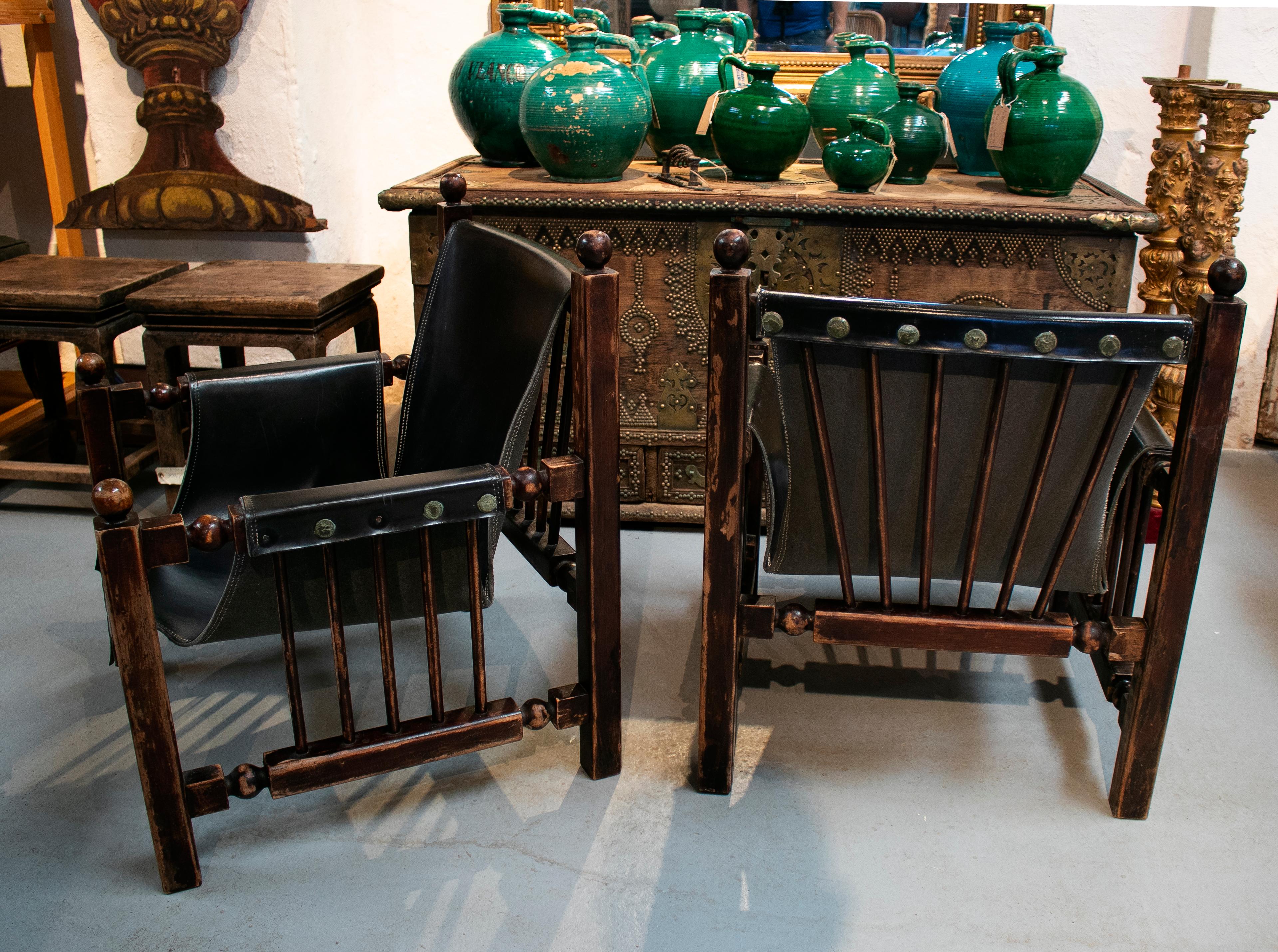 Espagnol Paire de fauteuils en bois et cuir conçus par Paco Muñoz en vente