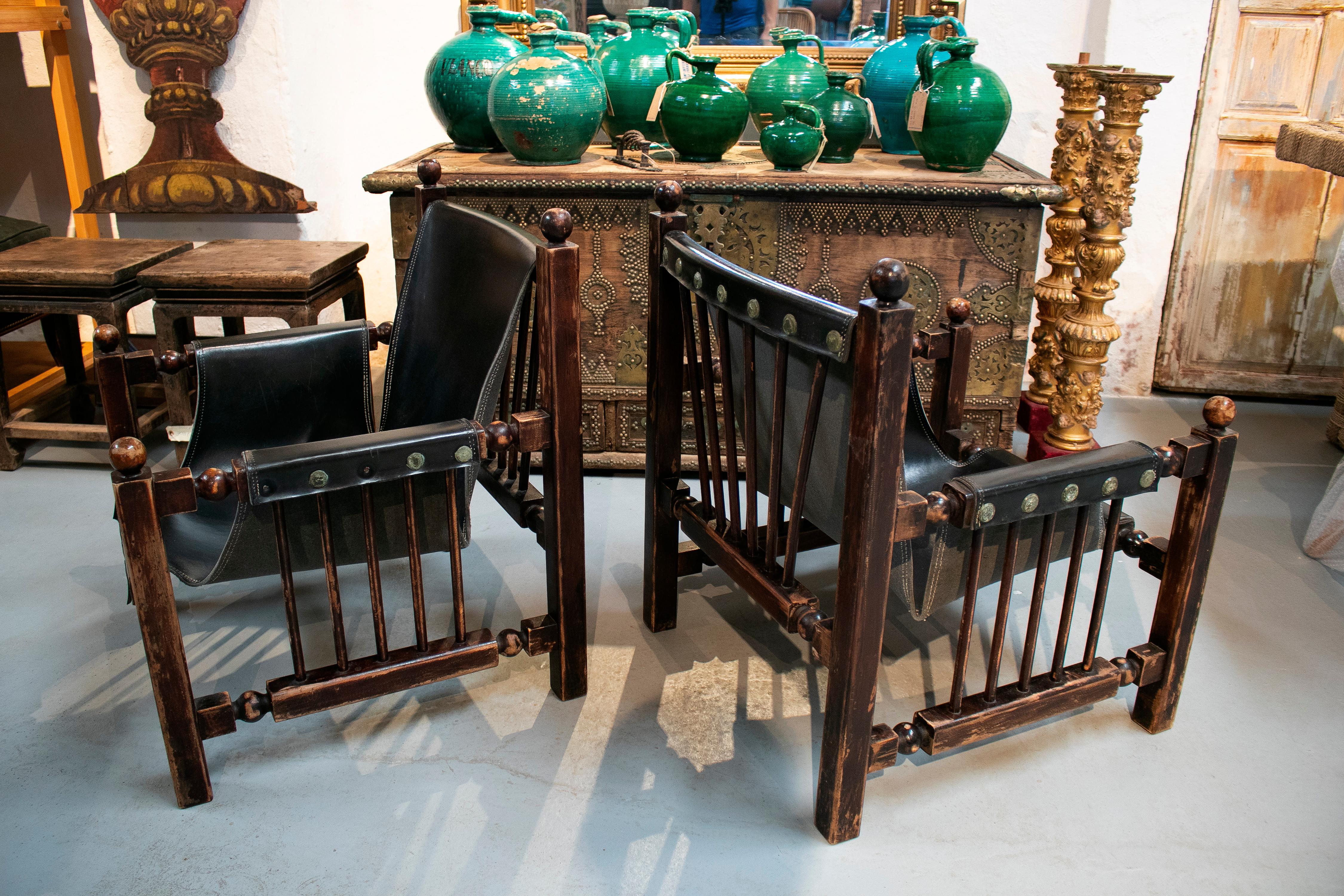 Paire de fauteuils en bois et cuir conçus par Paco Muñoz Bon état - En vente à Marbella, ES
