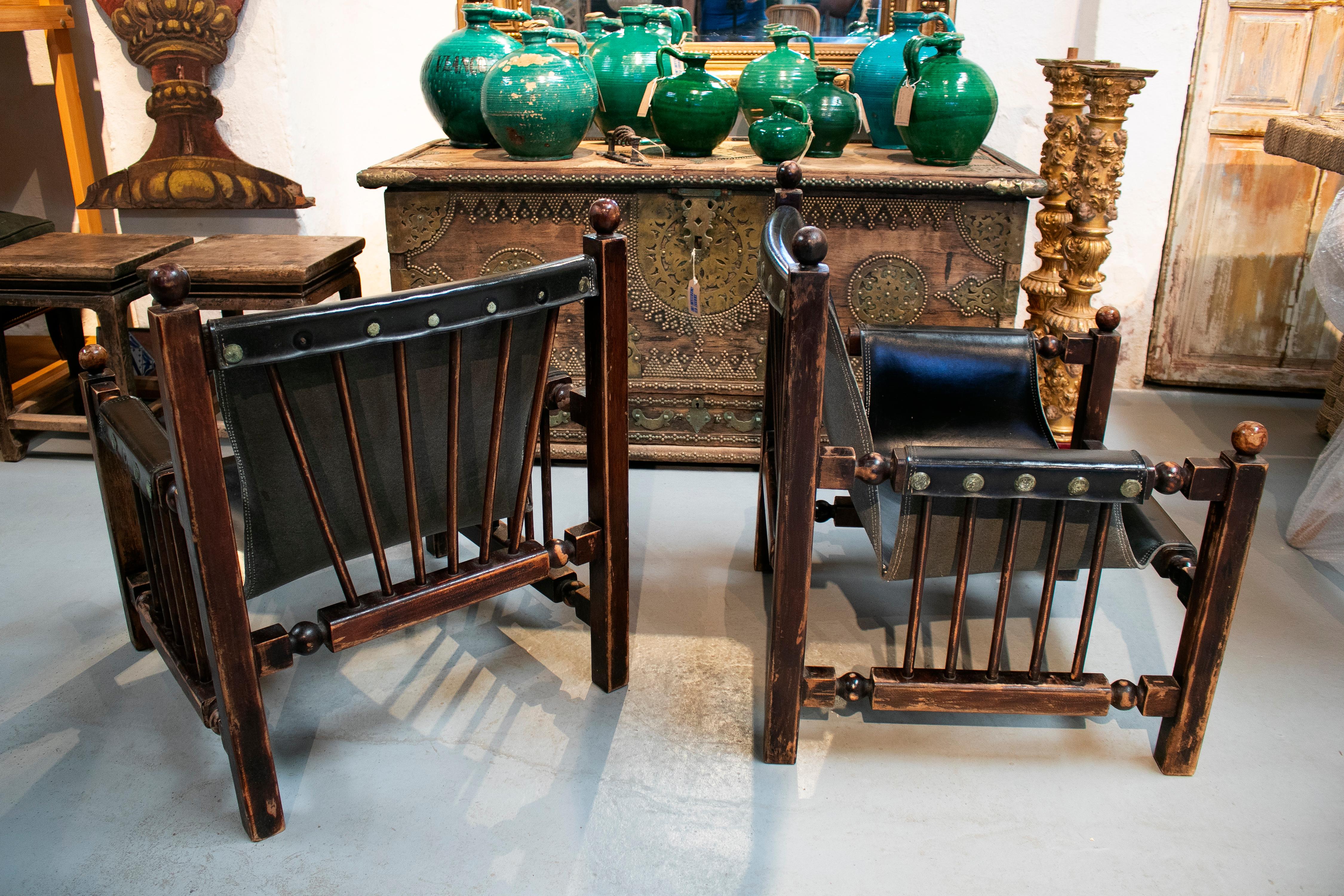 20ième siècle Paire de fauteuils en bois et cuir conçus par Paco Muñoz en vente