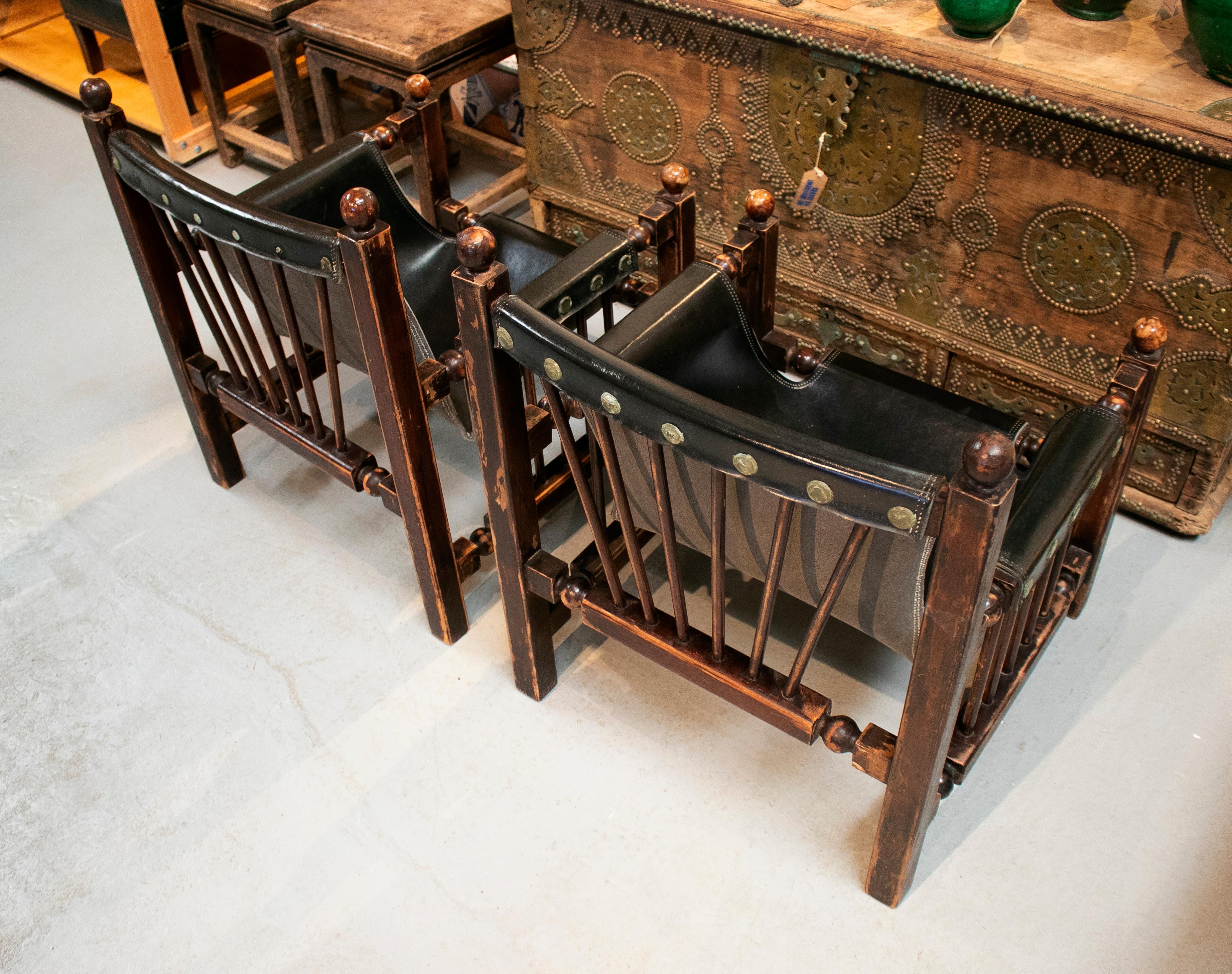 Cuir Paire de fauteuils en bois et cuir conçus par Paco Muñoz en vente