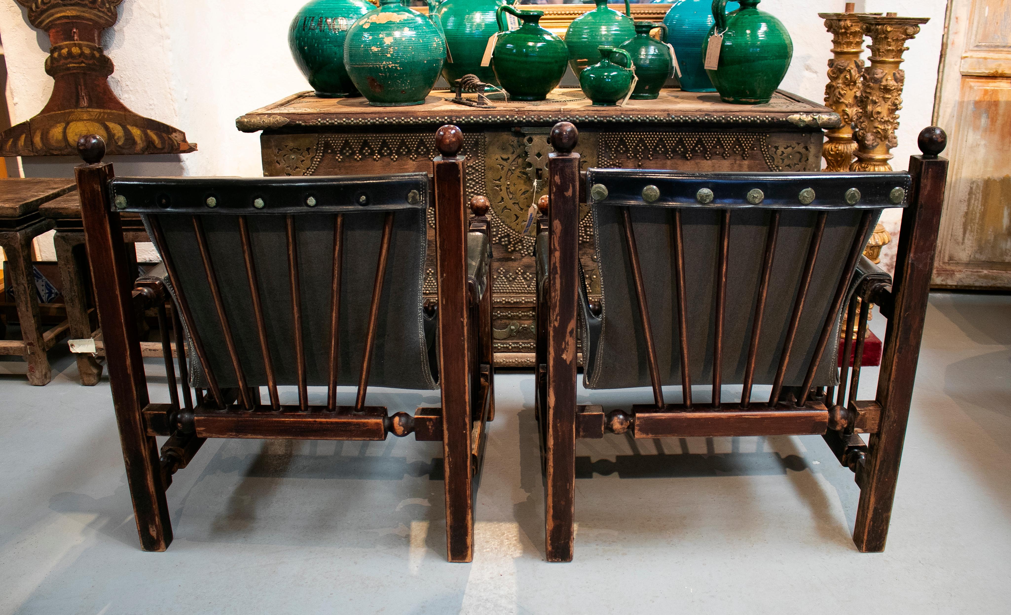 Paire de fauteuils en bois et cuir conçus par Paco Muñoz en vente 1