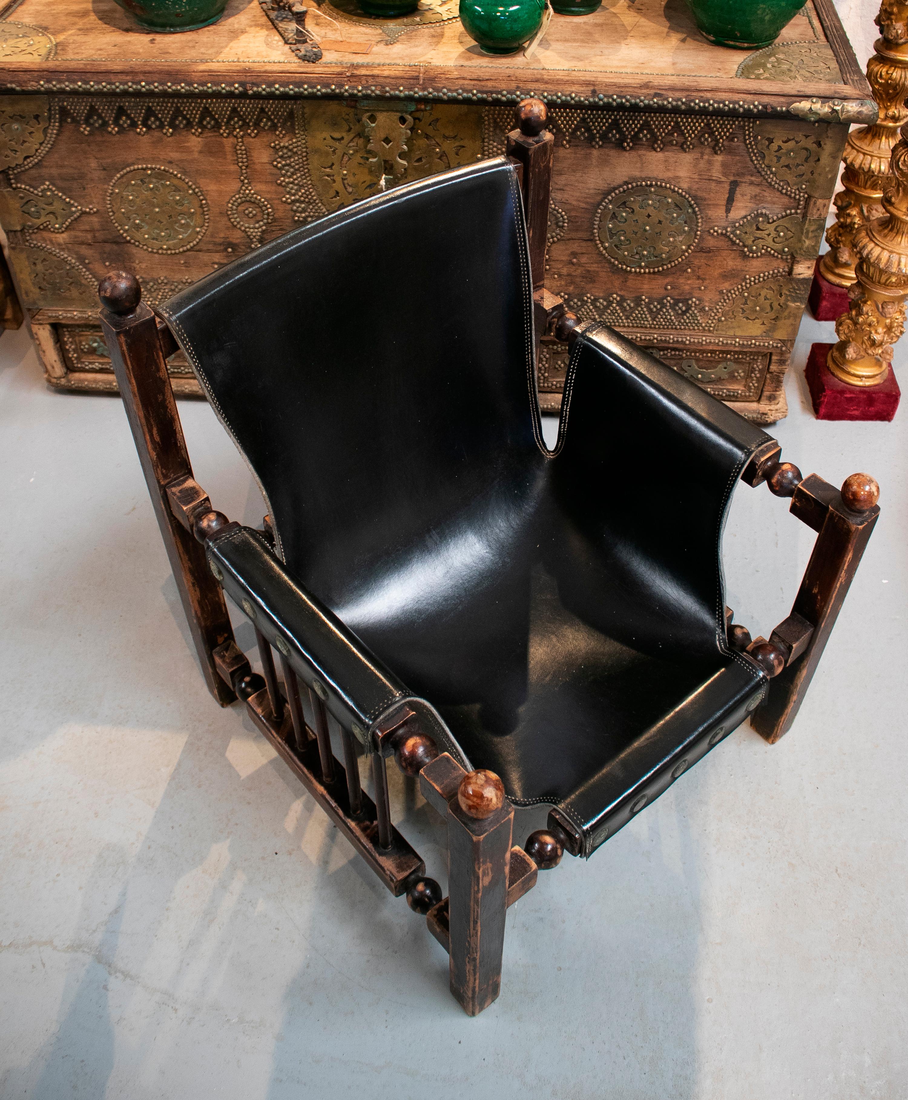 Paire de fauteuils en bois et cuir conçus par Paco Muñoz en vente 2