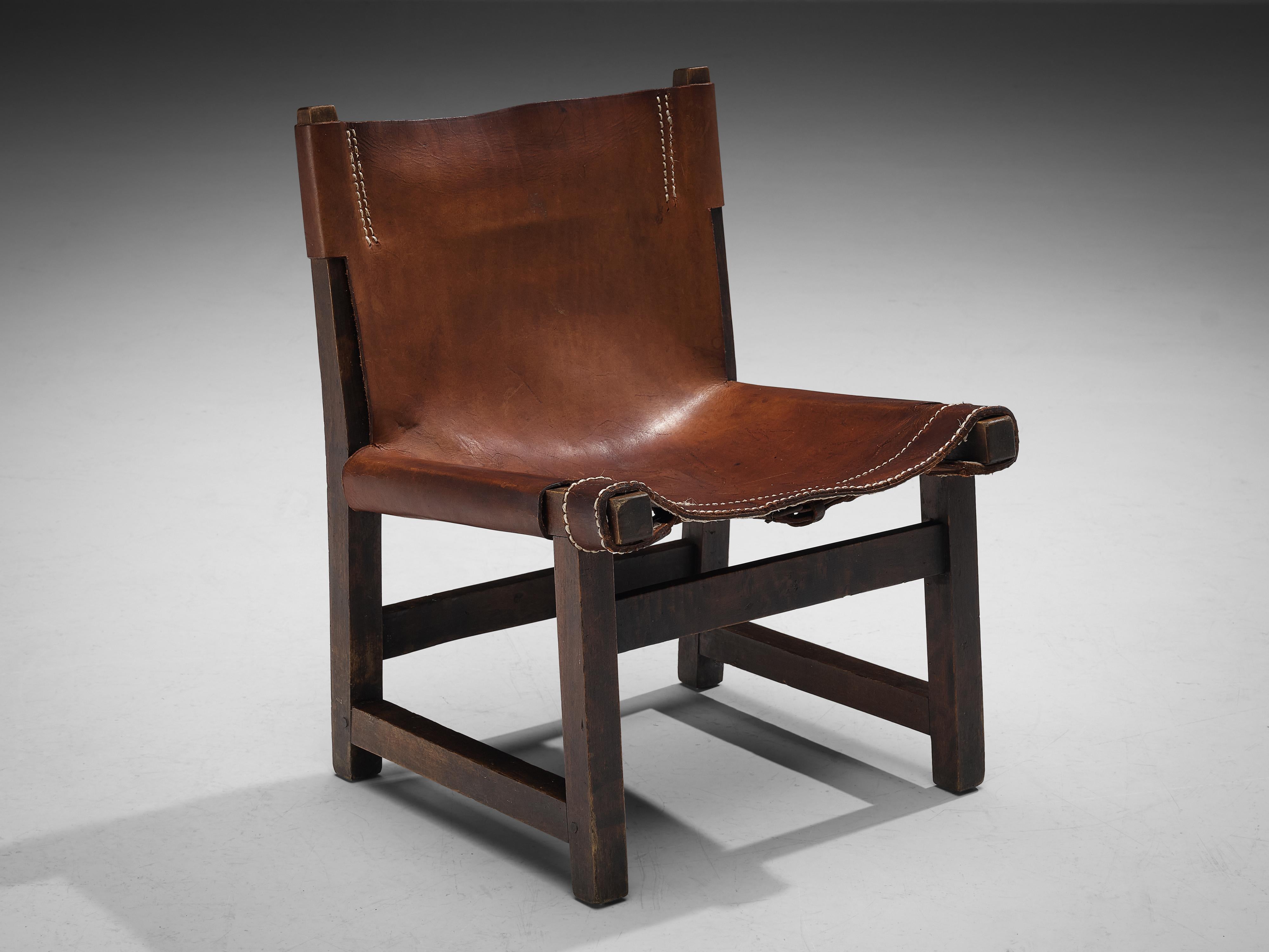Paco Muñoz pour Darro, chaise pour enfants 'Riaza', samara, cuir, métal, Espagne, années 1960

Cette chaise longue basse, solide et robuste, a été conçue par Paco Muñoz dans les années 60. Le design de cette chaise de chasse, avec son cuir lâchement