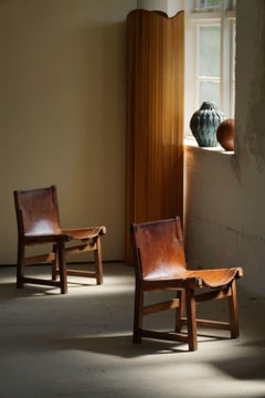 Paco Muñoz, Pareja de sillones de caza, modelo "Riaza", cuero y nogal, 1960