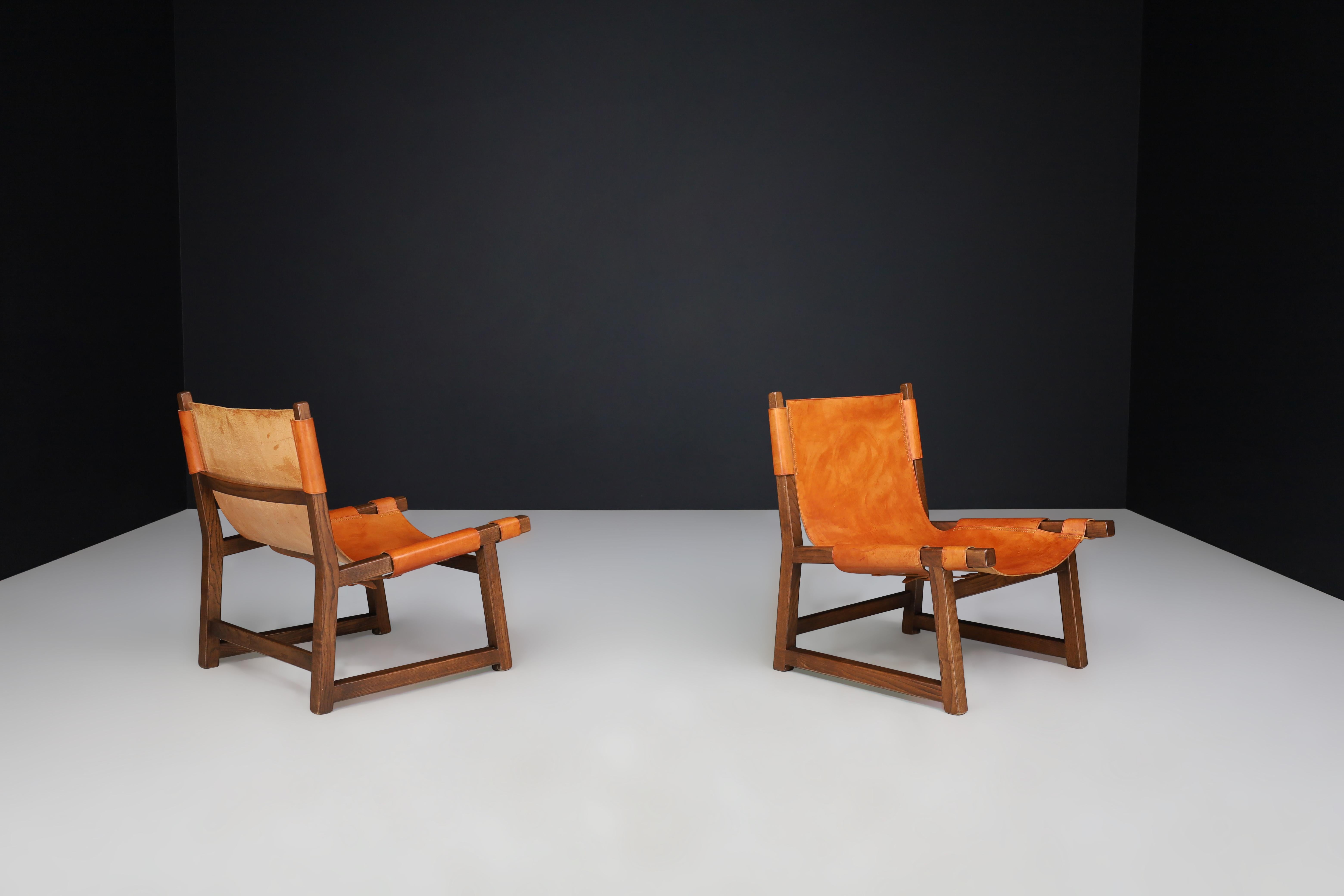 Espagnol Paco Muñoz paire de chaises de salon 'Riaza' En noyer et cuir cognac Espagne 1960 en vente