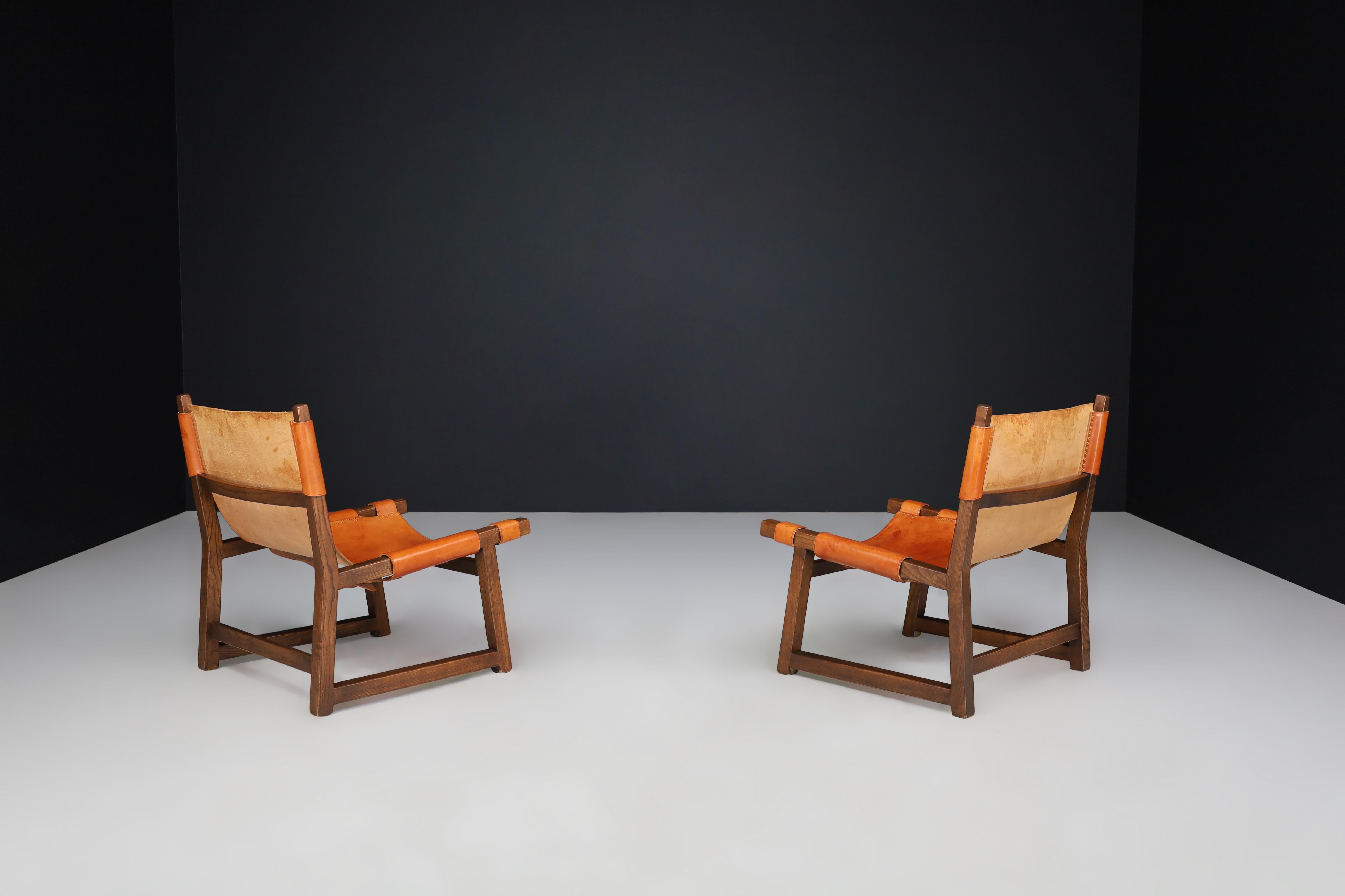Paco Muñoz paire de chaises de salon 'Riaza' En noyer et cuir cognac Espagne 1960 Bon état - En vente à Almelo, NL