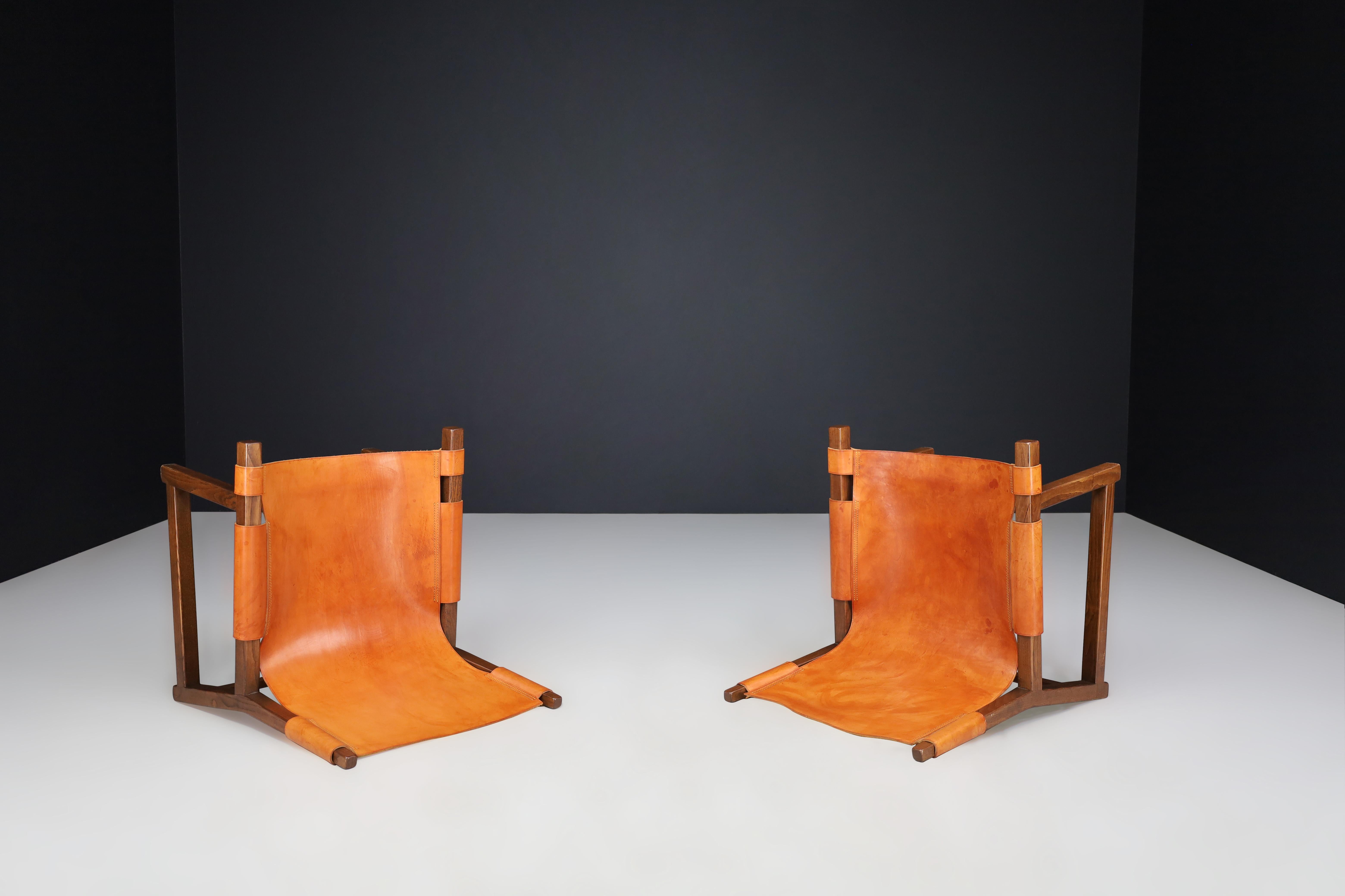Milieu du XXe siècle Paco Muñoz paire de chaises de salon 'Riaza' En noyer et cuir cognac Espagne 1960 en vente