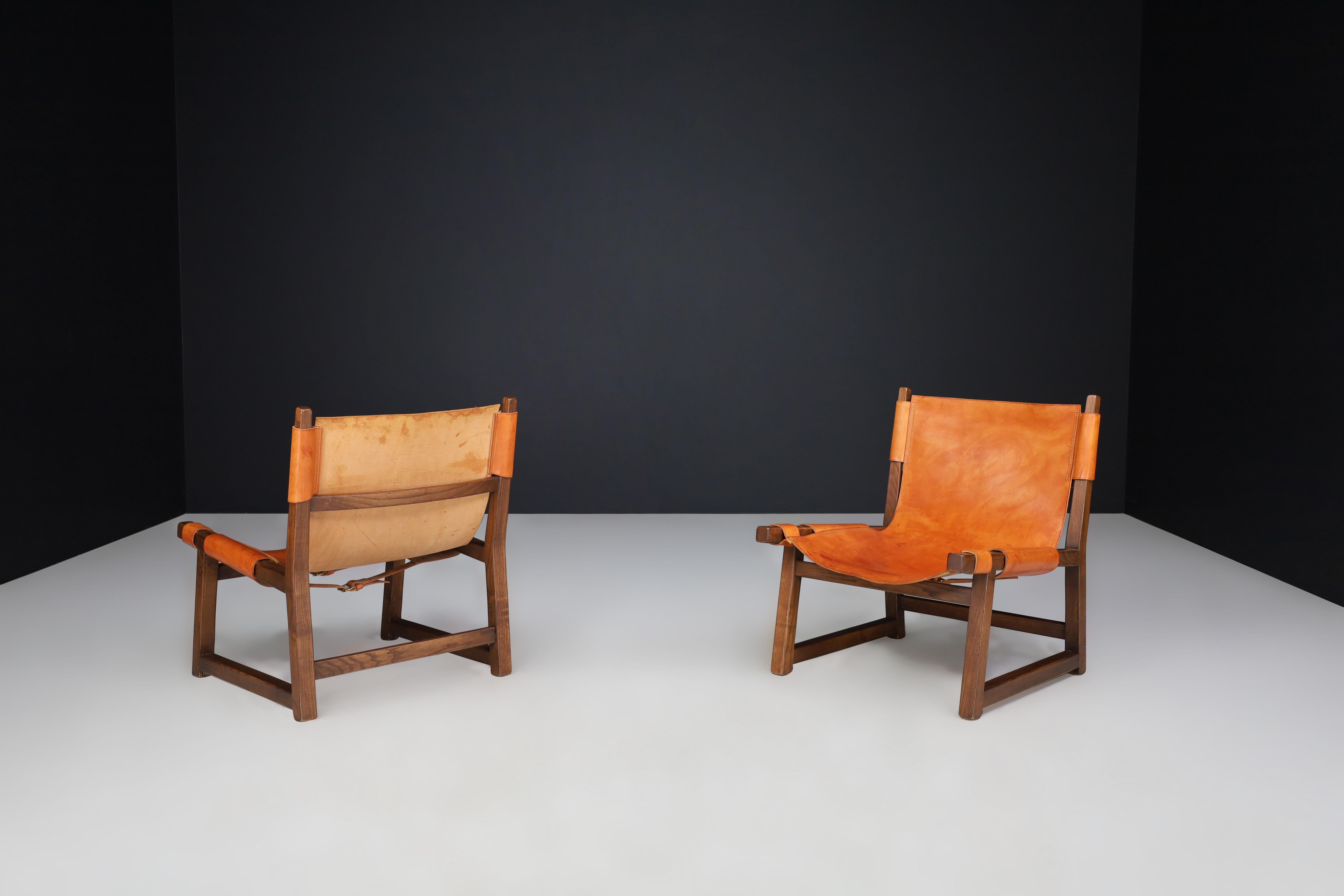 Cuir Paco Muñoz paire de chaises de salon 'Riaza' En noyer et cuir cognac Espagne 1960 en vente