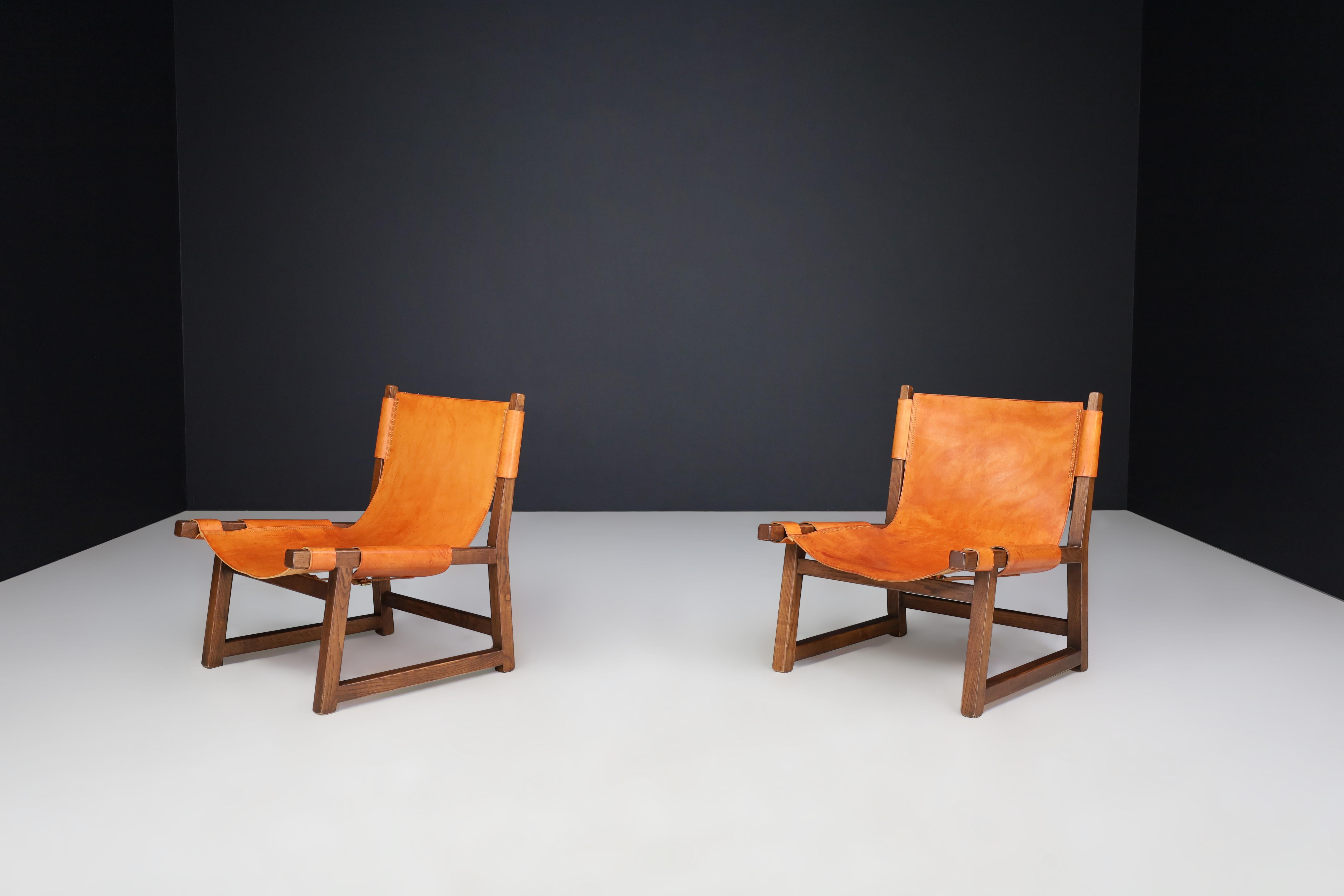 Paco Muñoz paire de chaises de salon 'Riaza' En noyer et cuir cognac Espagne 1960 en vente 1