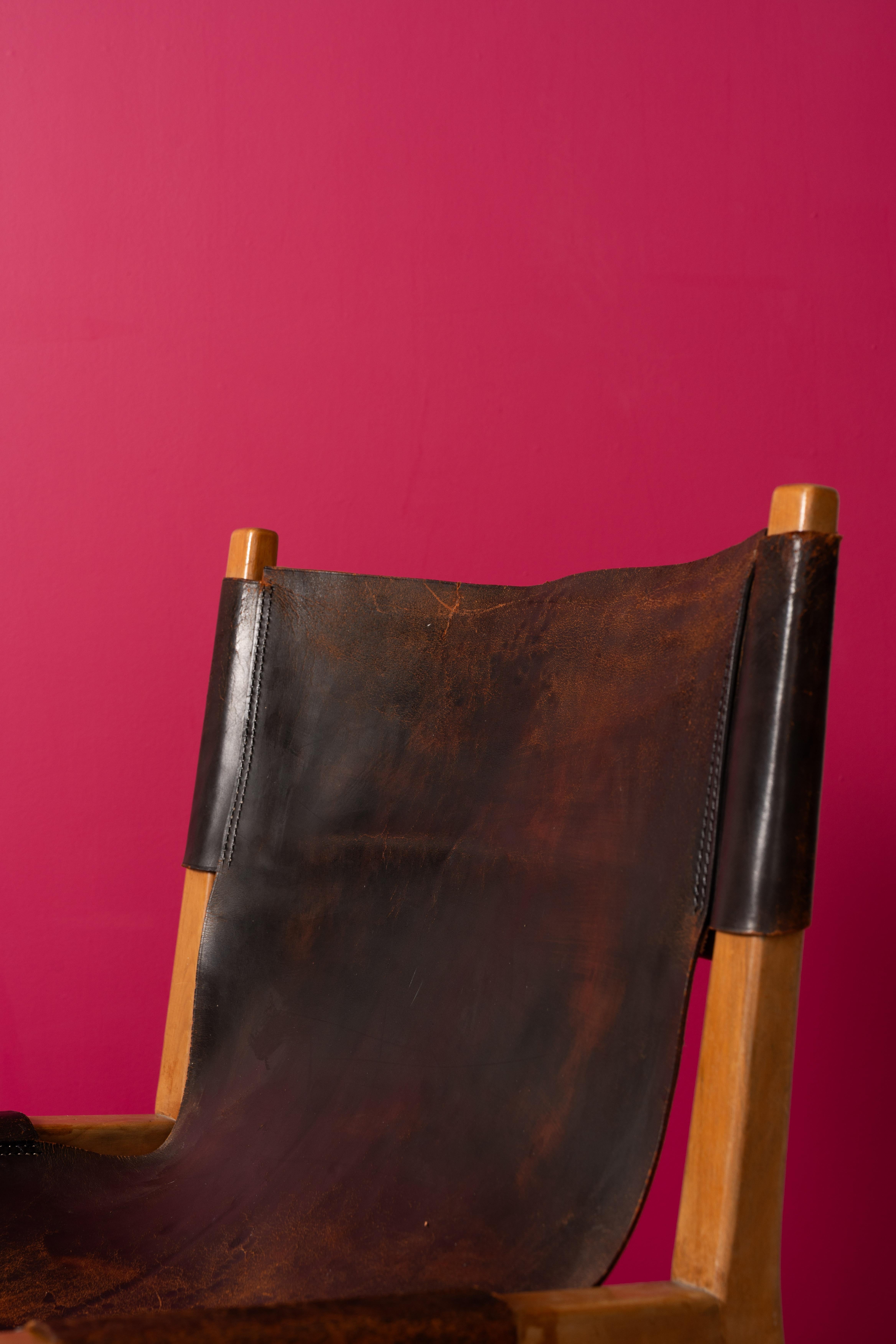 Diseñado por Paco Muñoz para Darro en la década de 1960, el sillón Riaza es un sorprendente ejemplo del diseño moderno español de mediados de siglo. Su sólida estructura de nogal soporta una sola pieza de cuero grueso cosido a mano que forma tanto