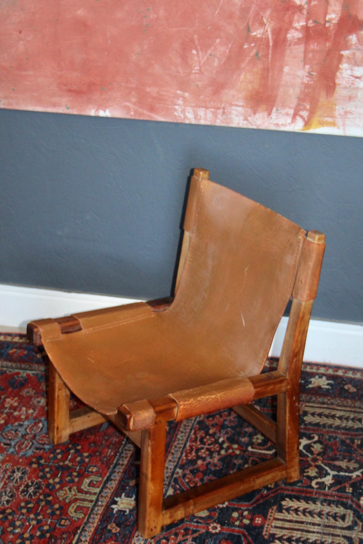 Paco Muñoz pour Darro, chaise pour enfants 'Riaza', samara, cuir, métal, Espagne, années 1960  Cette chaise longue basse, solide et robuste, a été conçue par Paco Muñoz dans les années 60. Le design de cette chaise de chasse, avec son cuir vaguement