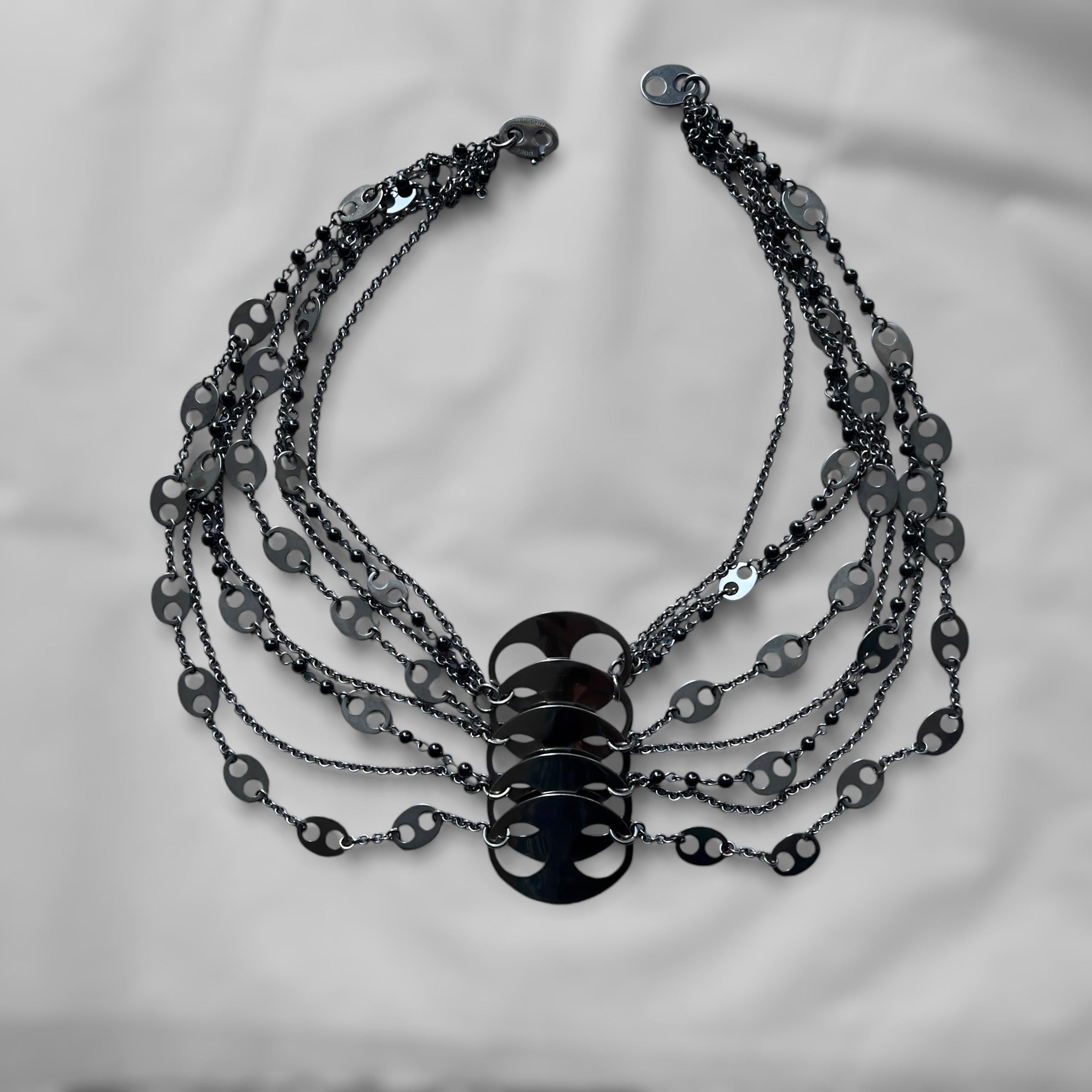 Background del designer: Paco Rabanne, pioniere della moda d'avanguardia, è famoso per l'uso non convenzionale di materiali industriali e per l'estetica futuristica. Conosciuto per aver creato abiti iconici in metallo e gioielli di grande effetto, i