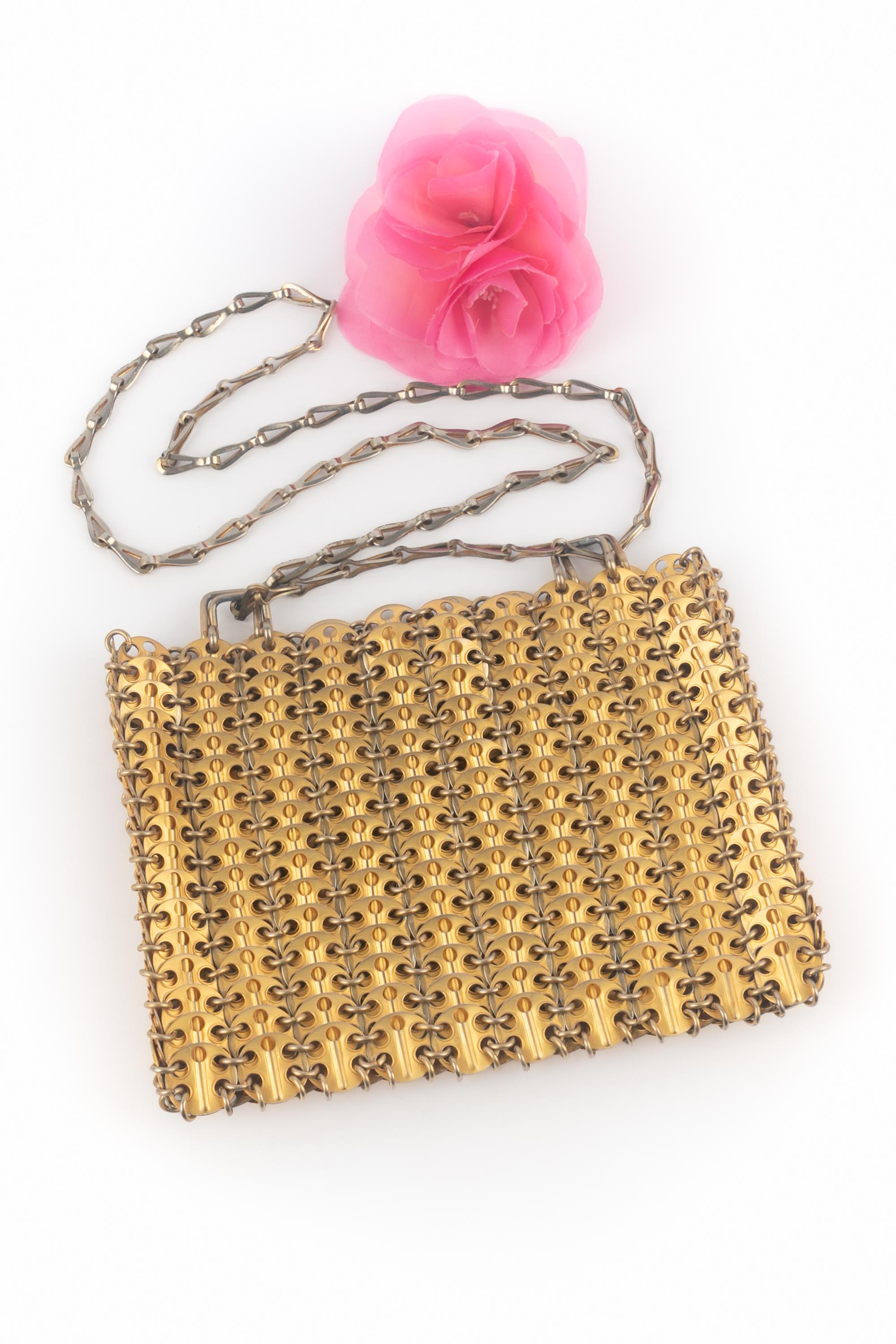 PACO RABANNE - (Fabriqué en France) Sac en métal doré composé de pastilles métalliques attachées par des anneaux. Design/One 1969.

Condit :
Bon état

Dimensions :
Hauteur : 16 cm - Largeur : 24 cm - Profondeur : 2 cm - Poignée : 100 cm

SKU:S145