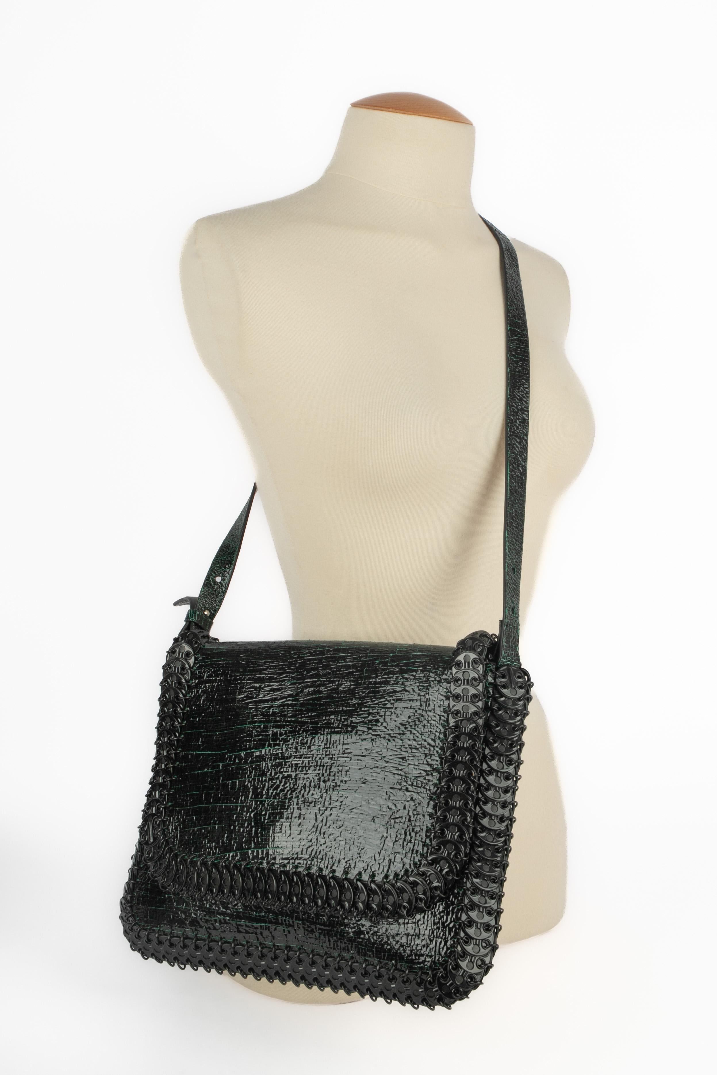 PACO RABANNE - Borsa in vernice nera con sfondo verde.

Condizioni:
Conditio sine qua non

Dimensioni:
Lunghezza: 29 cm - Altezza: 24 cm - Profondità: 1 cm - Manico: 88 cm

SKU:S134