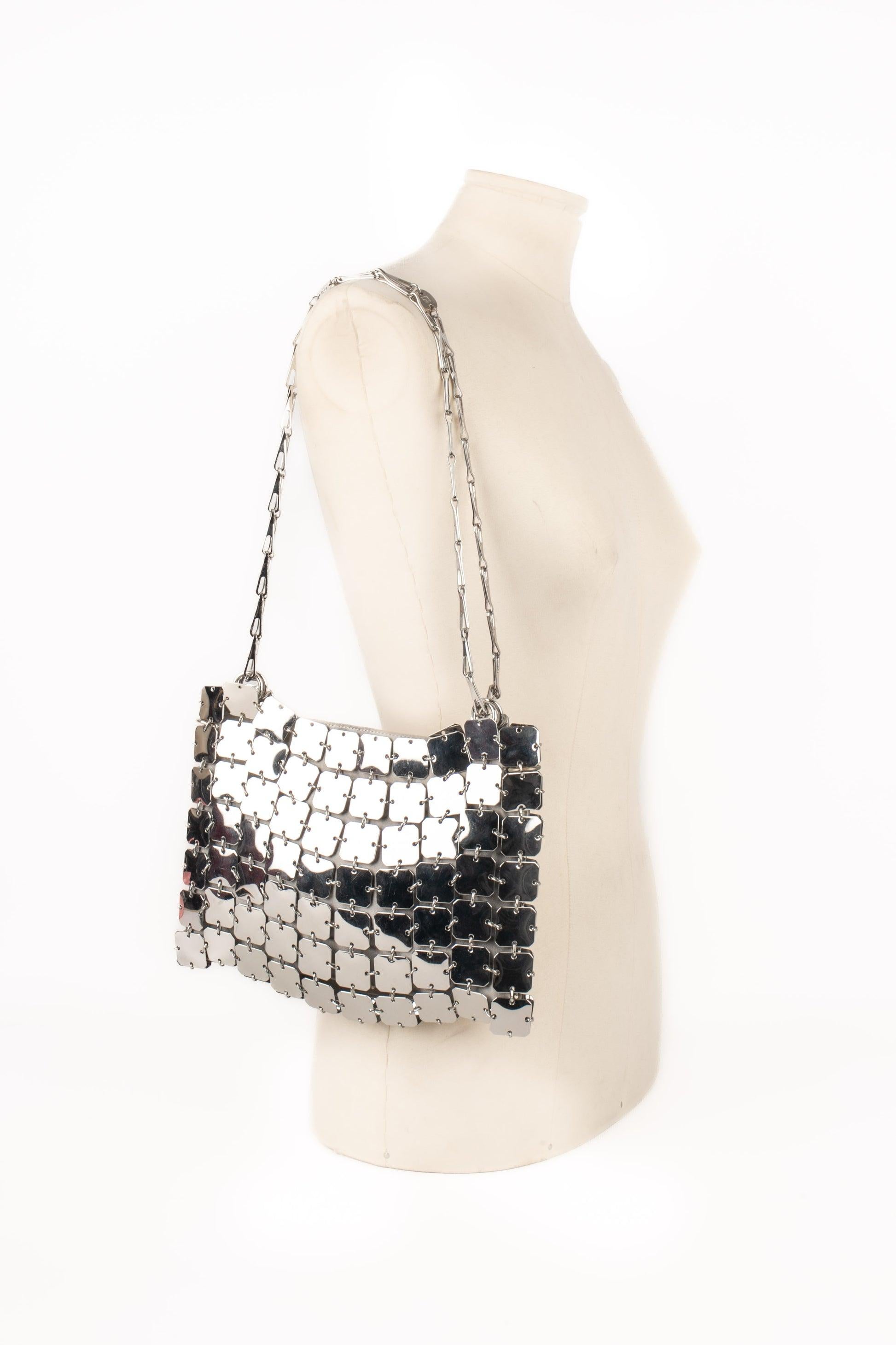 Paco Rabanne - (Made in France) 'Square 1969' bag made of geometrical silvery metal pastilles and chains, and with silk satin inside. A 2019 Collection.

Additional information:
Condition: Good condition
Dimensions: Length: 26 cm - Height: 17 cm -