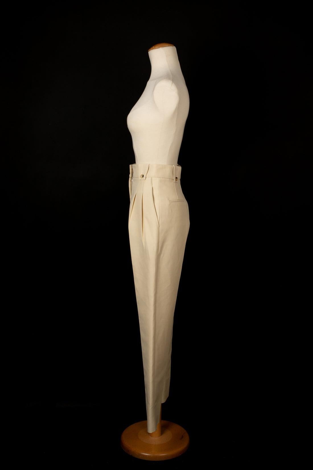 Paco Rabanne - Beige pegged pants with silvery metal elements. No size indicated, it fits a 36FR. 2020 Spring-Summer Collection.

Additional information:
Condition: Very good condition
Dimensions: Waist: 32 cm - Hips: 46 cm - Length: 100 cm
Period: