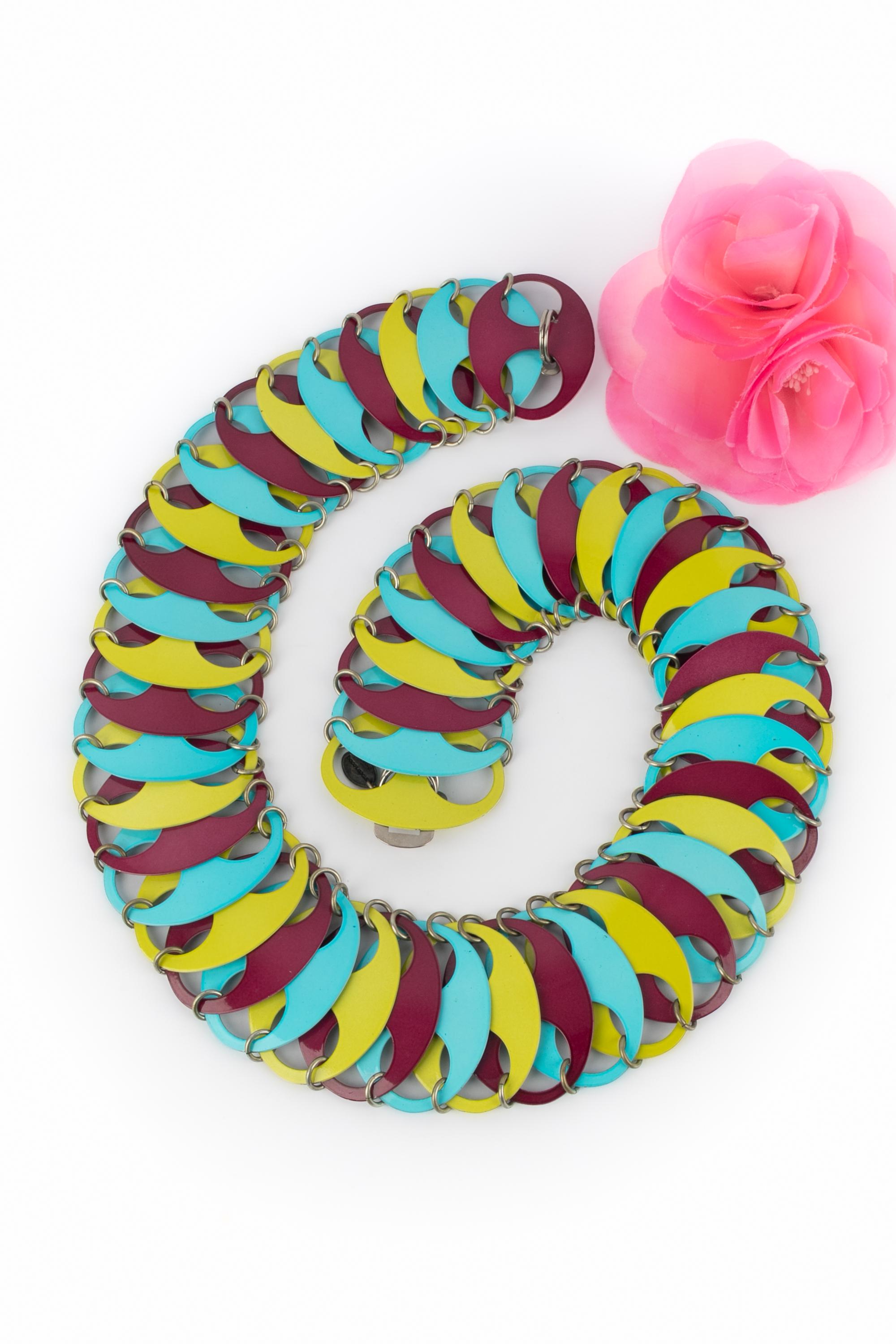 PACO RABANNE - Metallischer Pastillengürtel in Gelb-, Blau- und Burgundertönen. Eine Collection'S aus den 1980er Jahren unter der künstlerischen Leitung von Paco Rabanne.

Bedingung:
Sehr guter Zustand

Abmessungen:
Länge: 85 cm

SKU:ACC110


