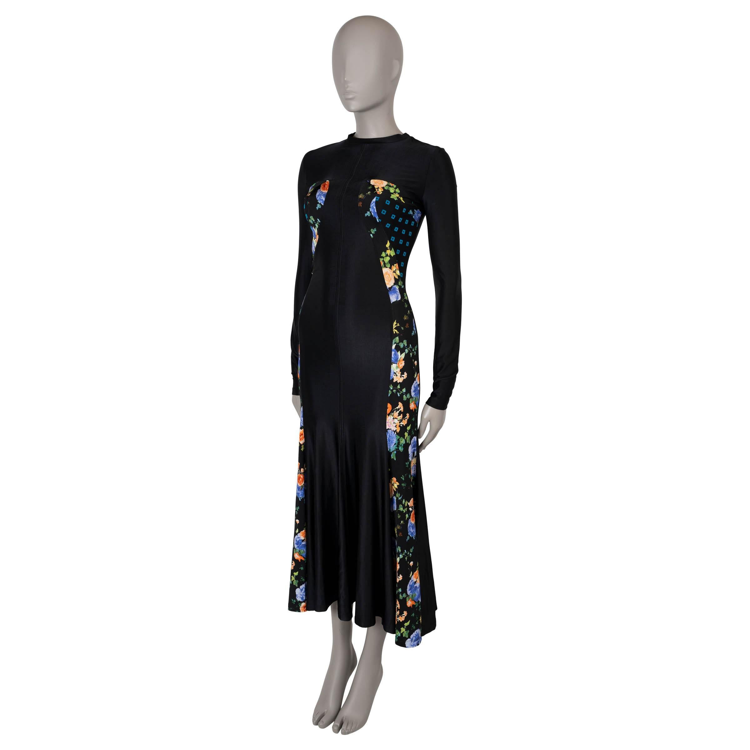 Este maxivestido 100% auténtico de Paco Rabanne está confeccionado en punto elástico negro de viscosa (90%) y elastano (10%), que ofrece comodidad y un ajuste favorecedor. Presenta una parte superior entallada de manga larga con un minicuello mao y