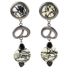 Pendientes de clip de resina y metal en blanco y negro de Paco Rabanne