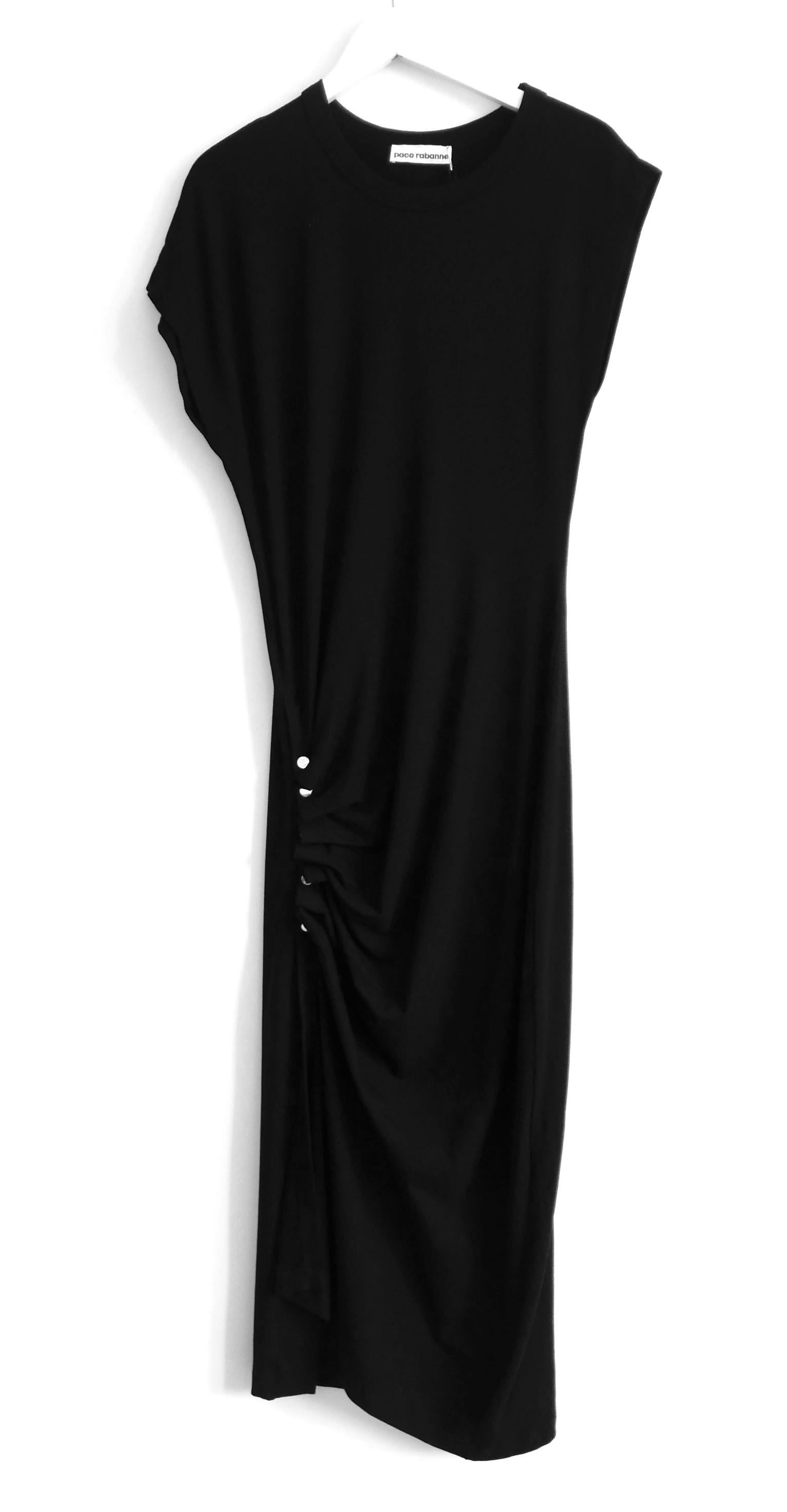 Vestido superfino de jersey fruncido Paco Rabanne. Comprado por 675 £ y nuevo con etiquetas. Confeccionado en suave jersey elástico de mezcla de viscosa negra, tiene un corte asimétrico con detalles laterales fruncidos y automáticos plateados en