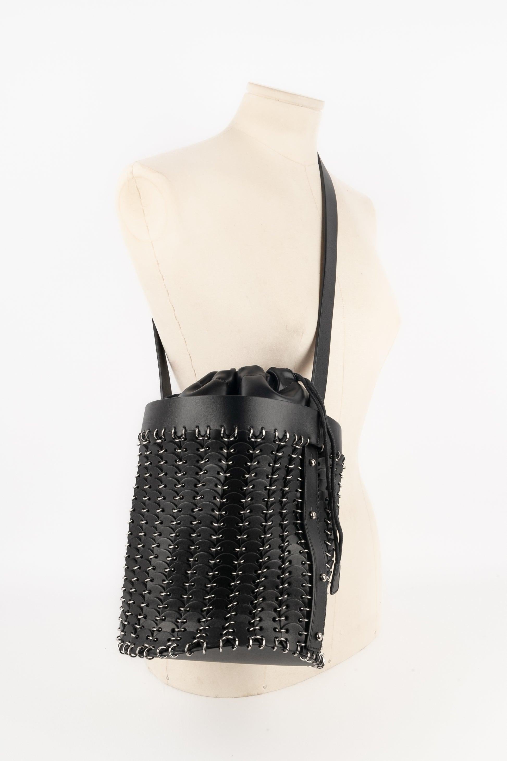 Paco Rabanne - Black leather bucket bag with silvery metal.

Additional information:
Condition: Very good condition
Dimensions: Height: 26 cm - Diameter: 18 cm - Handle: 95 cm

Seller Reference: S284