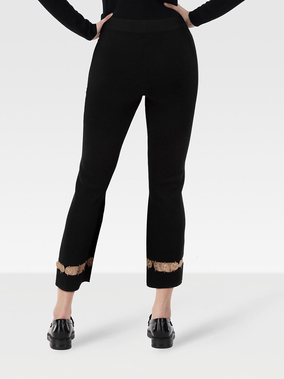 El ESTADO es Muy bueno. Apenas se aprecia desgaste en los pantalones de este artículo usado de reventa del diseñador Paco Rabanne.
 

 

 

 Detalles
 

 

 Negro
 

 Lana
 

 Pantalones de punto
 

 Dobladillo acampanado
 

 Gran altura
 


