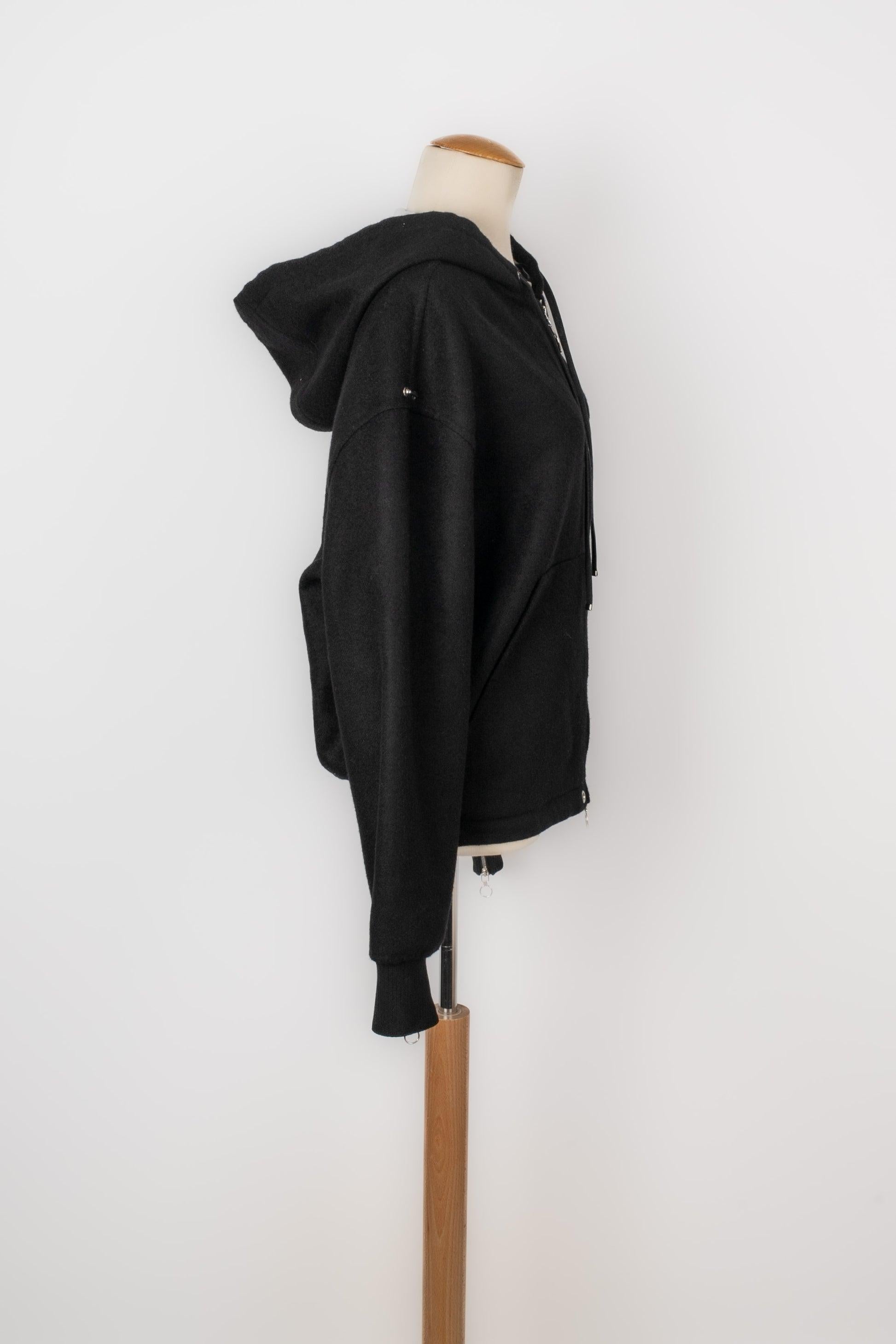 Paco Rabanne - Black hooded jacket with a silvery interior. No size indicated, it fits a 36FR/38FR.

Additional information:
Condition: Very good condition
Dimensions: Shoulder width: 56 cm - Chest: 64 cm - Sleeve length: 58 cm - Length: 60