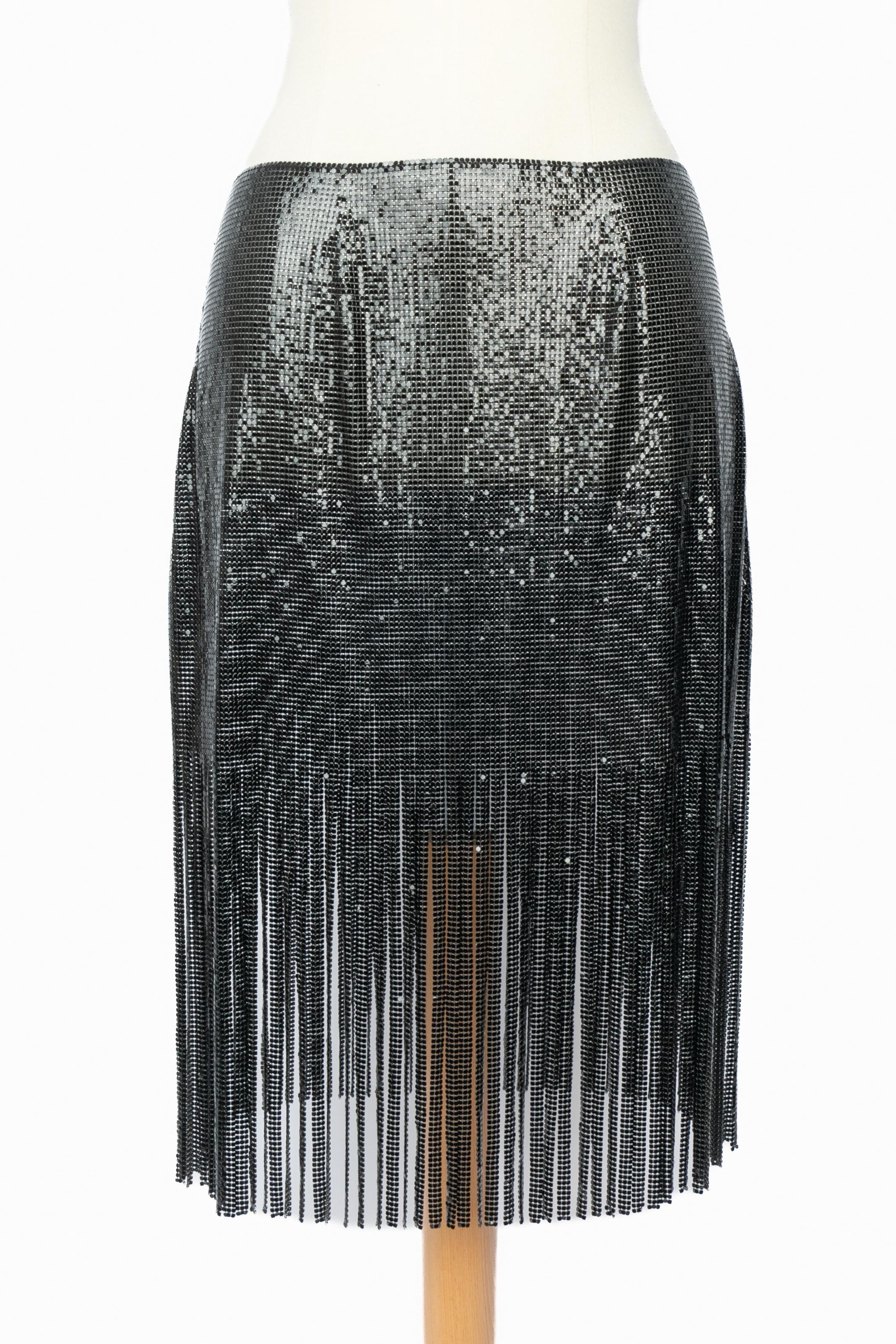 PACO RABANNE - (Made in France) Gonna in rete metallica nera con frange. Mancano le etichette della composizione e della taglia, ma veste una 36FR.

Condizioni:
Ottime condizioni

Dimensioni:
Vita: 35 cm - Lunghezza frangia: 60 cm

SKU:FJ138


