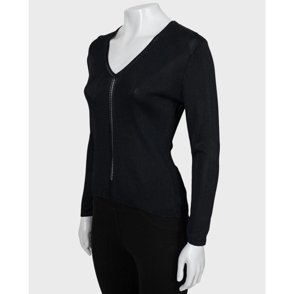 Peppen Sie Ihre Garderobe mit diesem eleganten schwarzen Strickpullover von Paco Rabanne auf! Dieses raffinierte Kleidungsstück besteht aus 100 % Viskose und bietet ein weiches und angenehmes Tragegefühl. Die schmal geschnittene Silhouette und der