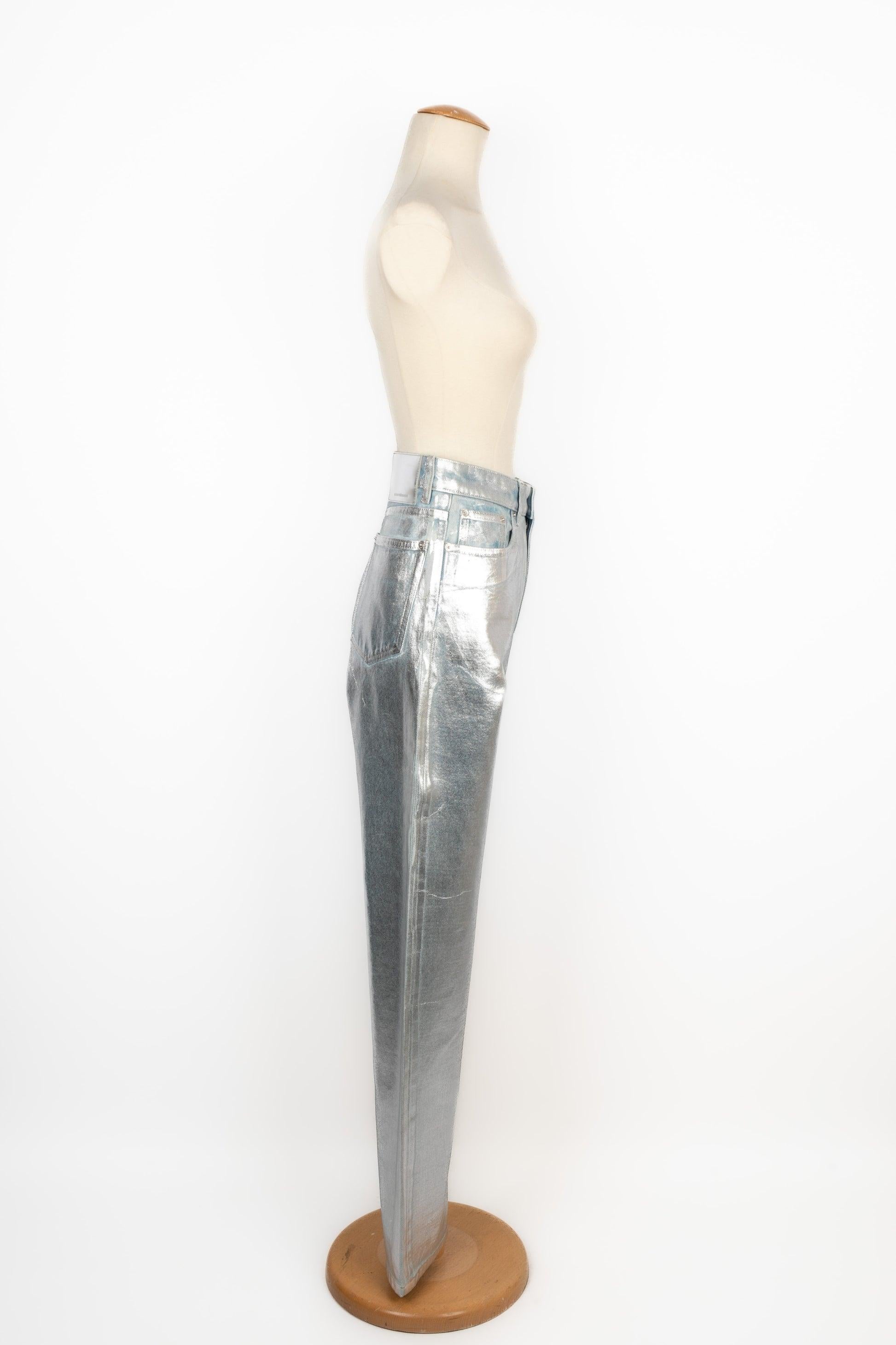 Paco Rabanne - Blue denim pants with silvery metallic effect. No size indicated, it fits a 36FR. 2023 Fall-Winter Collection.

Additional information:
Condition: Very good condition
Dimensions: Waist: 36 cm - Hips: 48 cm - Length: 112 cm
Period: