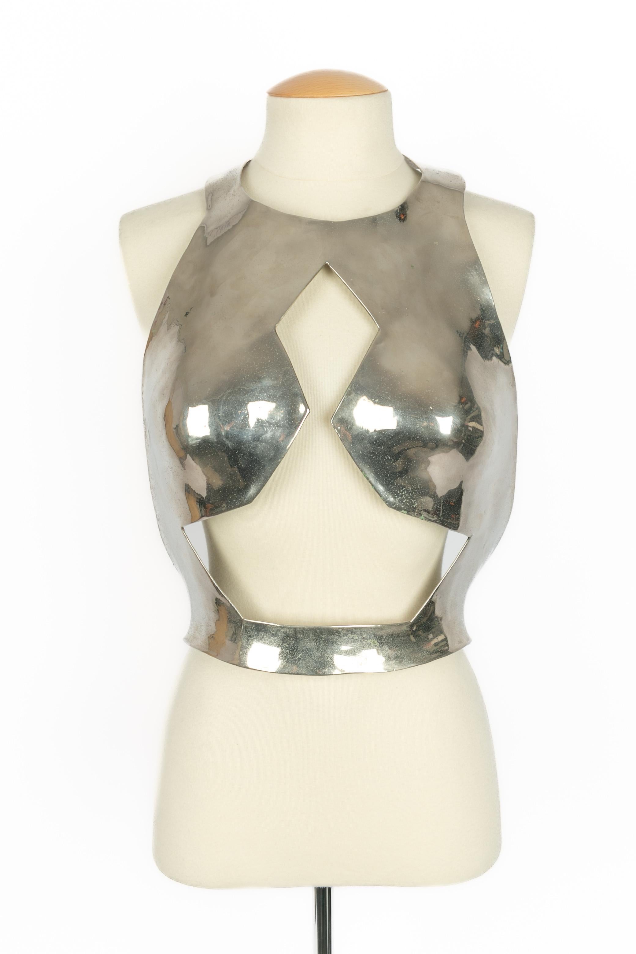 PACO RABANNE - Silvery galvanized cardboard armor-style bustier top moulded by hand. No size indicated, it fits a 34FR/36FR/38FR. 1979 Fall-Winter Haute Couture Collection. Not signed piece from a fashion show.

Condition:
Good