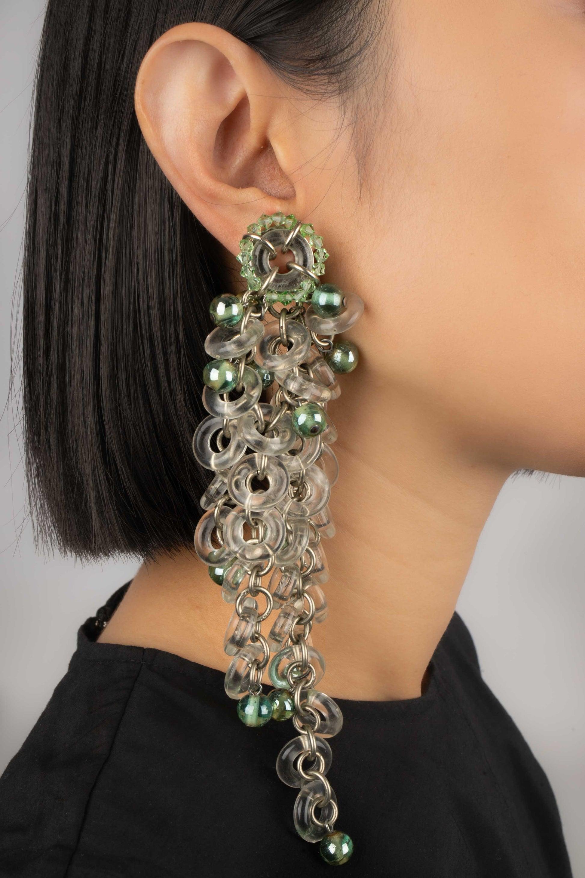 Paco Rabanne - Silvery metal clip-on earrings decorated with pearls and transparent rings.

Additional information:
Condition: Very good condition
Dimensions: Length: 17.5 cm

Seller Reference: BO55
