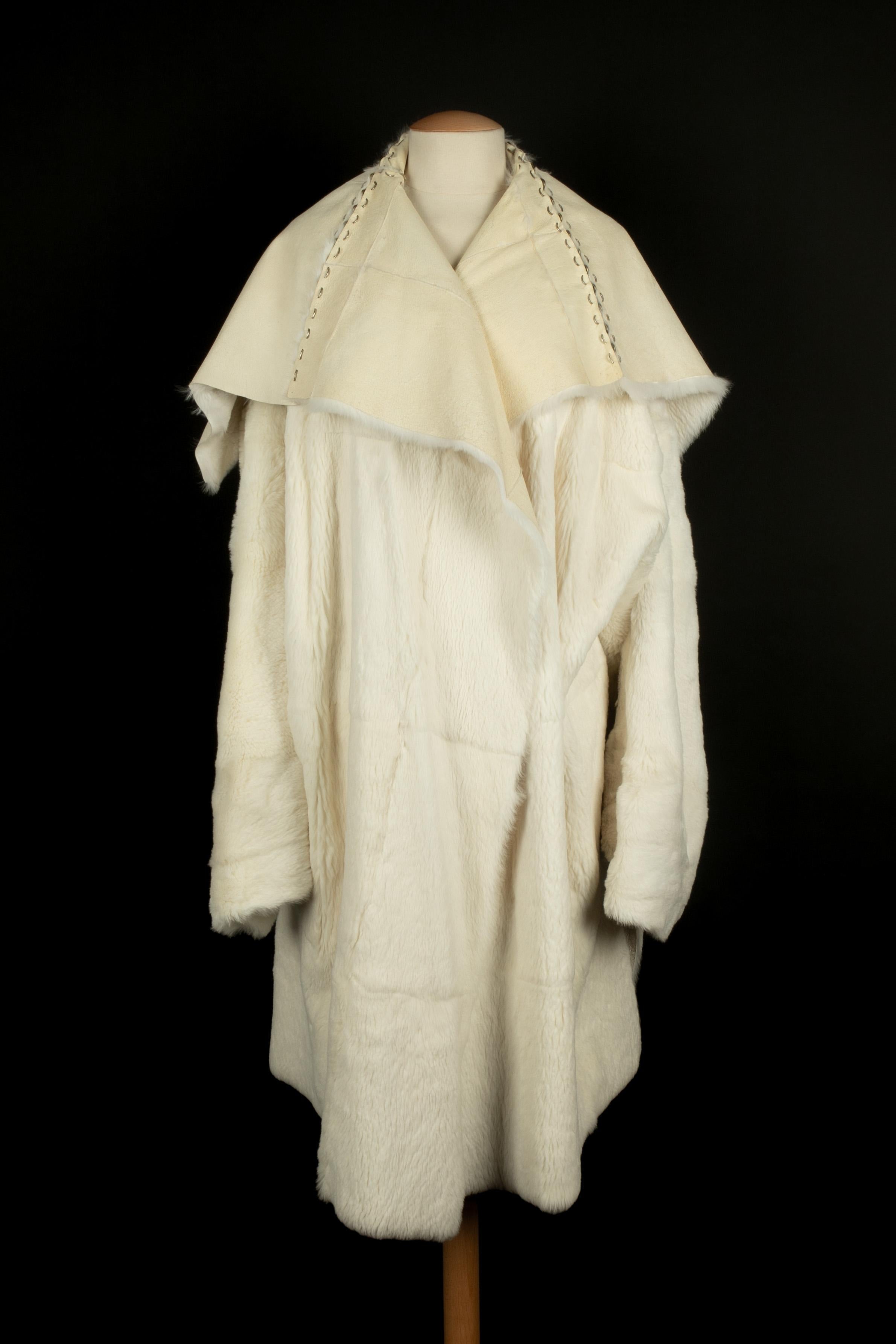 PACO RABANNE - Manteau de fourrure blanche assemblé avec de minuscules anneaux. Aucune taille n'est indiquée, il convient à un 36FR/38FR. A Collection S vers 2001.

Condit :
Bon état

Dimensions :
Longueur des manches : 60 cm - Longueur : 112