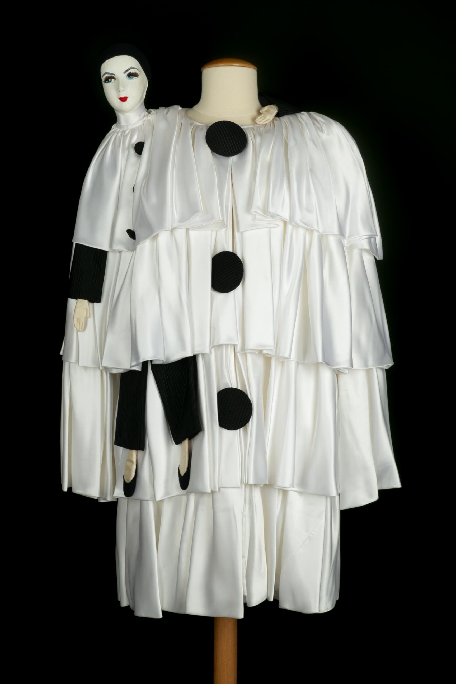 PACO RABANNE - White silk satin coat dress with black ottoman, a molded cardboard Pierrot head painted by hand, and press studs. No size indicated, it fits a 36FR. Prototype from a Fashion Show, look 25. 1992/1993 Fall-Winter Haute Couture