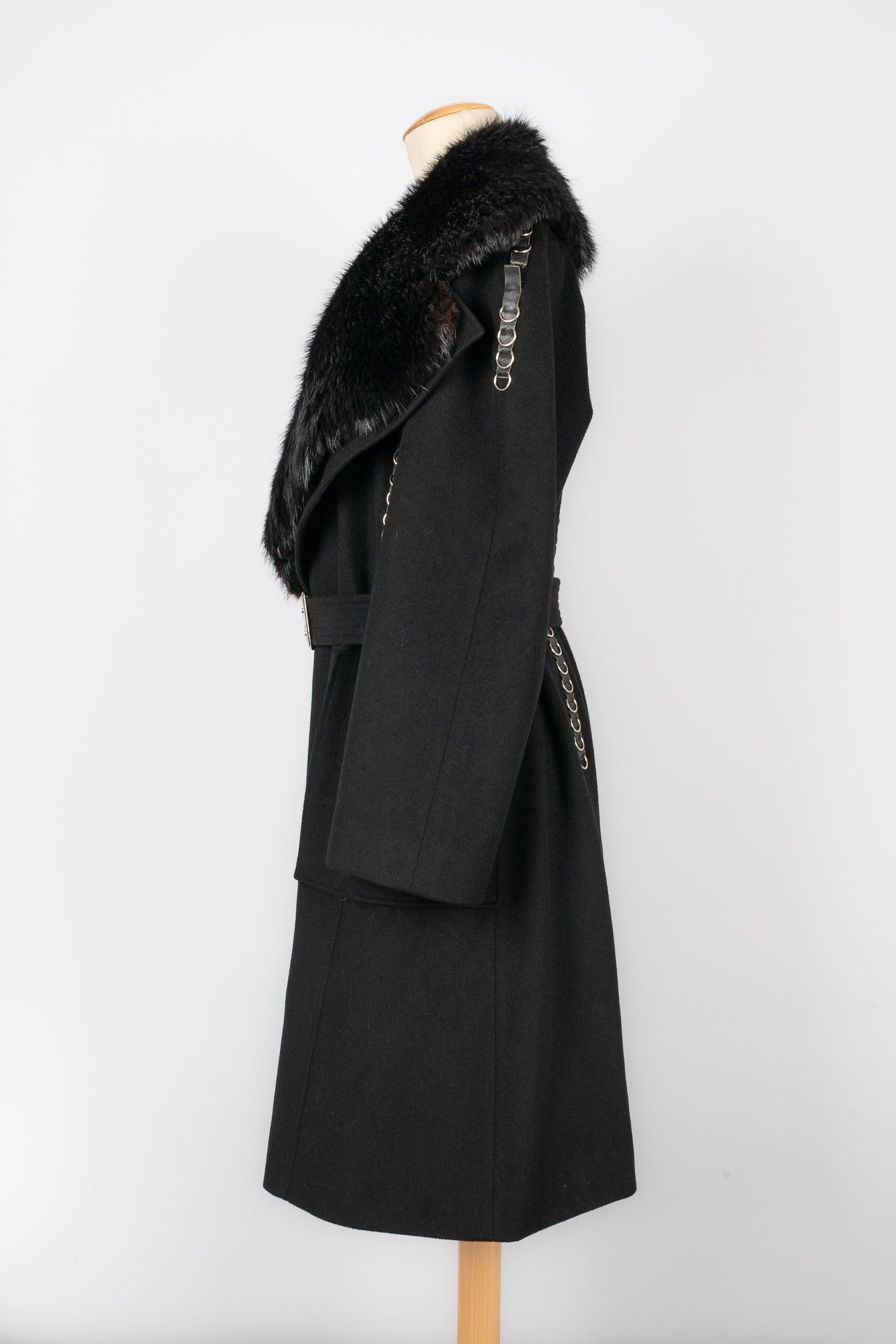 Paco Rabanne - (Made in France) Black long coat ornamented with a fur collar and decorated silvery metal rings. Size 40FR.

Additional information:
Condition: Very good condition
Dimensions: Shoulder width: 44 cm - Chest: 40 cm - Sleeve length: 63
