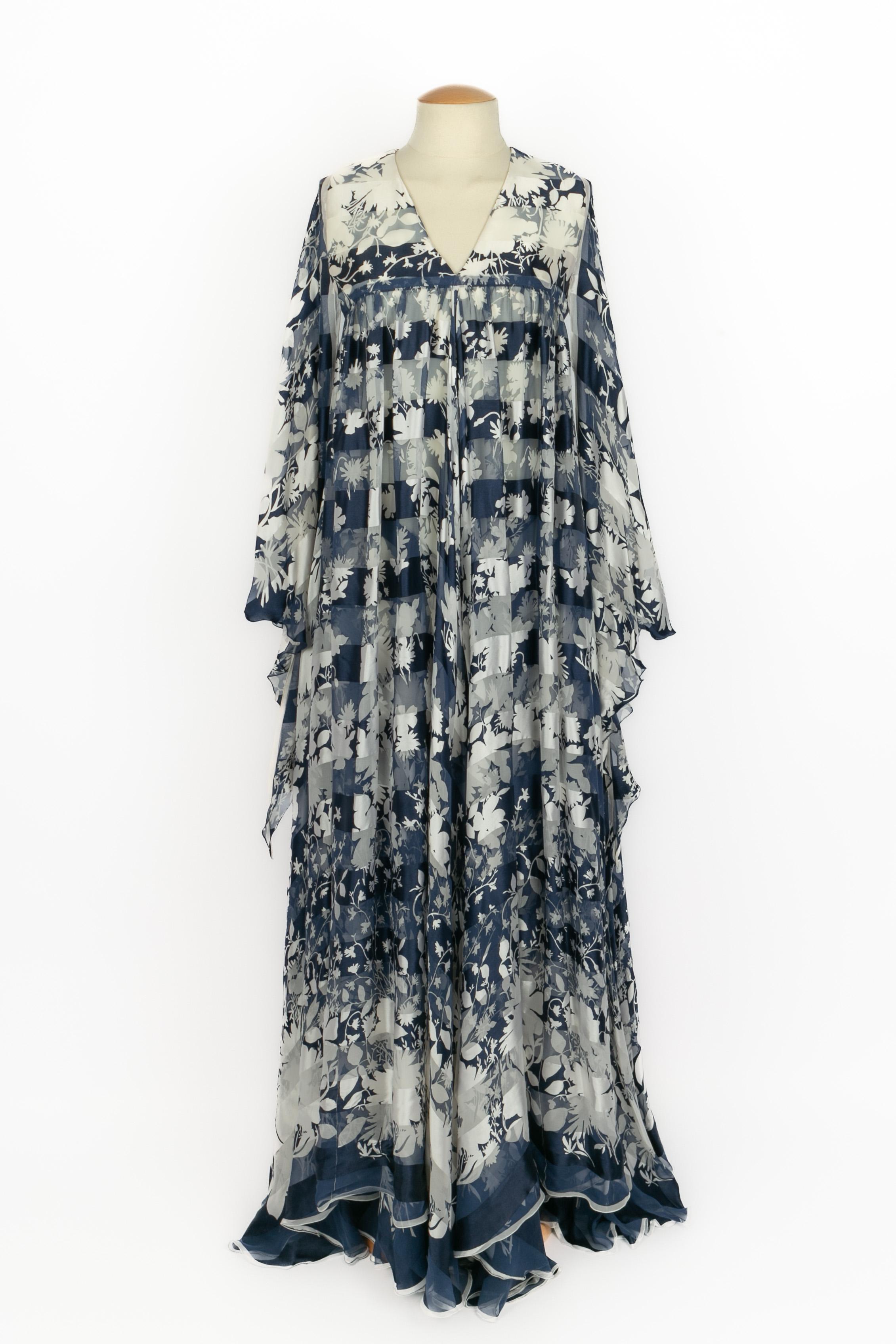 PACO RABANNE - Woven silk muslin dress in navy-blue, white, and light-gray tones. No size indicated, it fits a 34FR/36FR. A Collection circa 1979.

Condition:
Very good condition

Dimensions:
Shoulder width: 40 cm - Chest: 41 cm - Sleeve length: 50