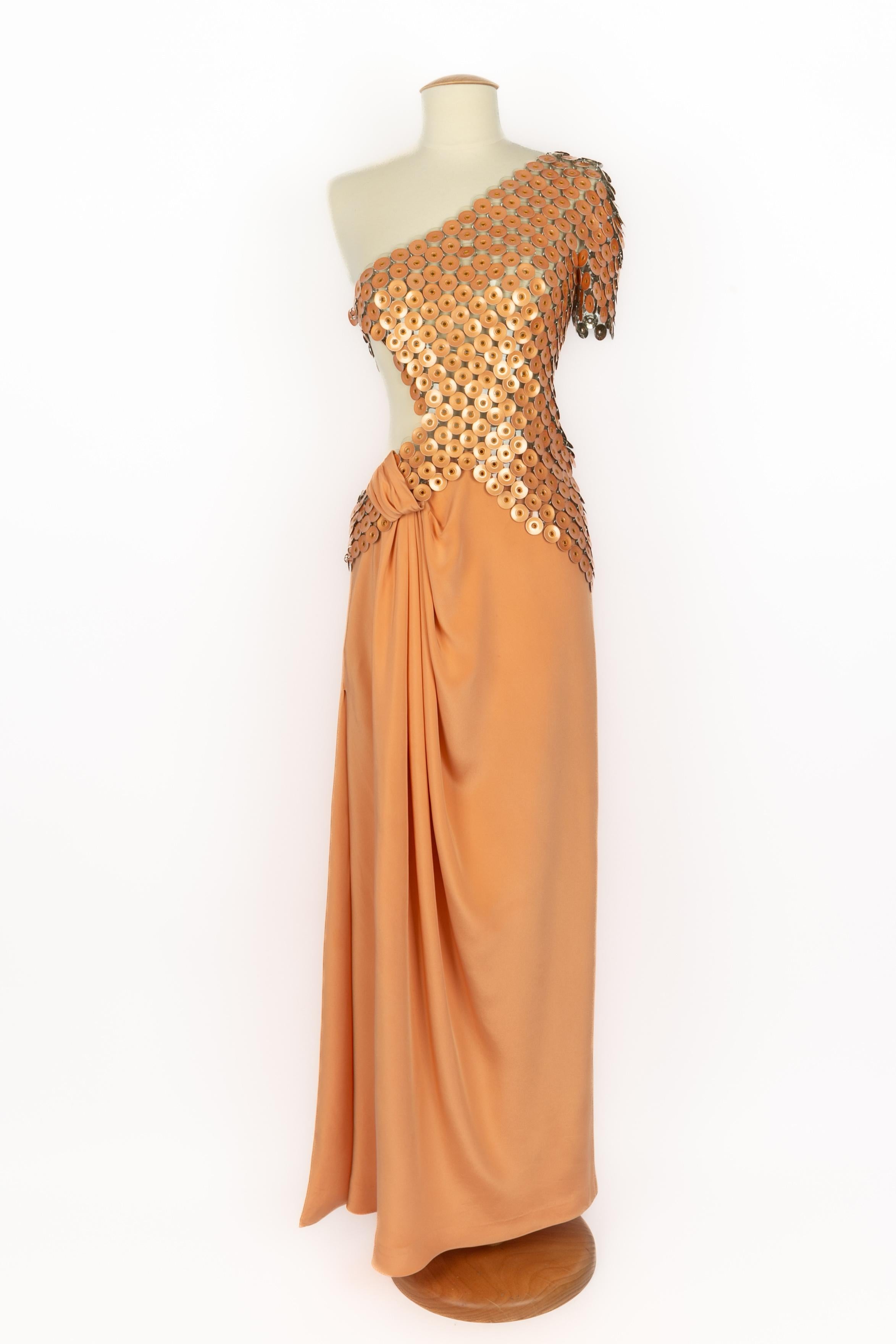 PACO RABANNE - (Fabriqué en France) Robe composée d'un top en pastille de métal et d'une jupe en crêpe de soie. Un prototype de défilé de mode de la Collection Haute Couture printemps-été 1989. Composition et labels de taille manquants, il convient