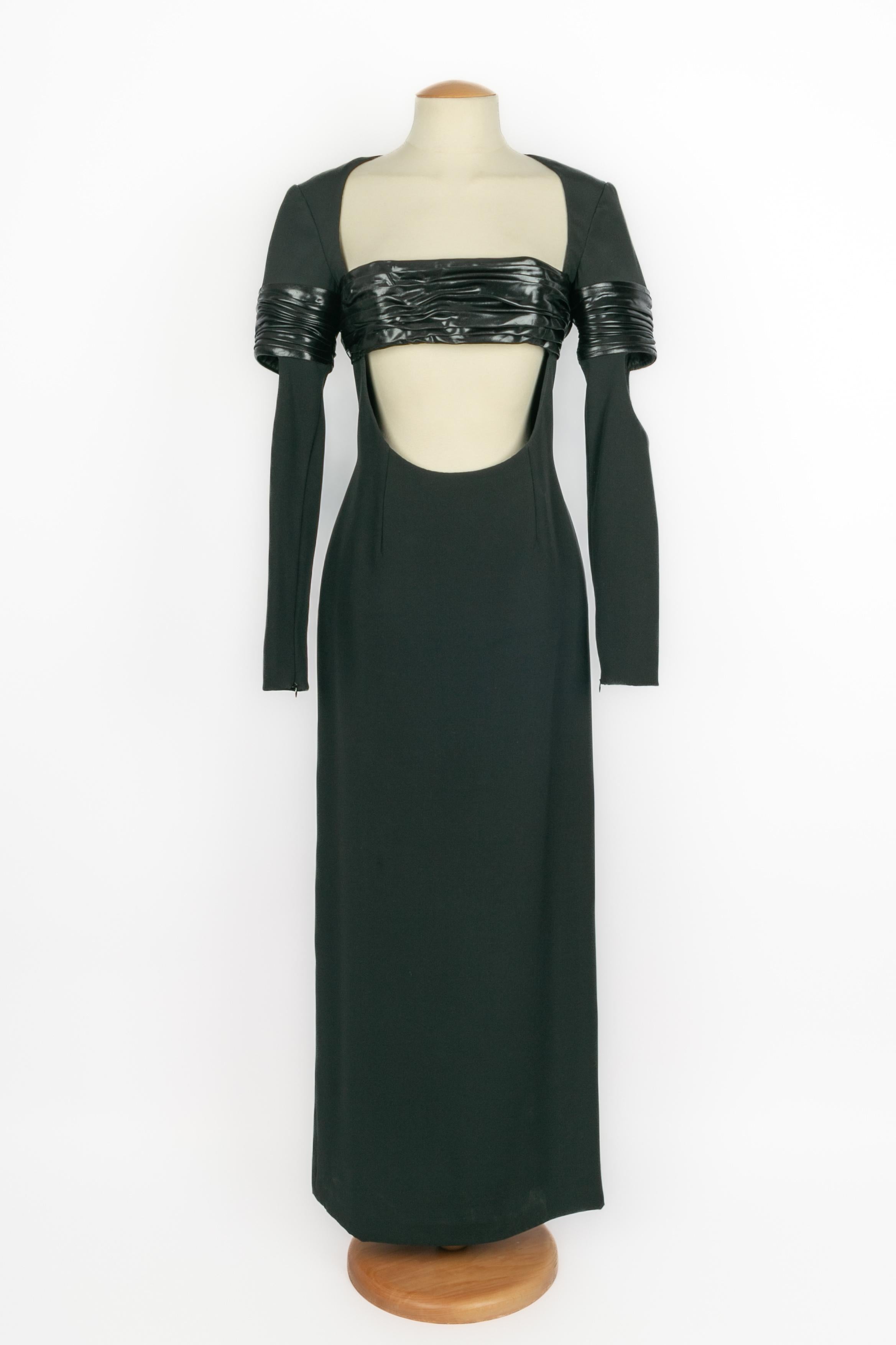 PACO RABANNE - Robe fourreau en crêpe de soie noir avec un long décolleté en V orné d'une bande de soie noire brillante, et des manches longues ajourées. Aucune taille n'est indiquée, il convient à un 36FR. Collection Haute Couture Printemps-Eté