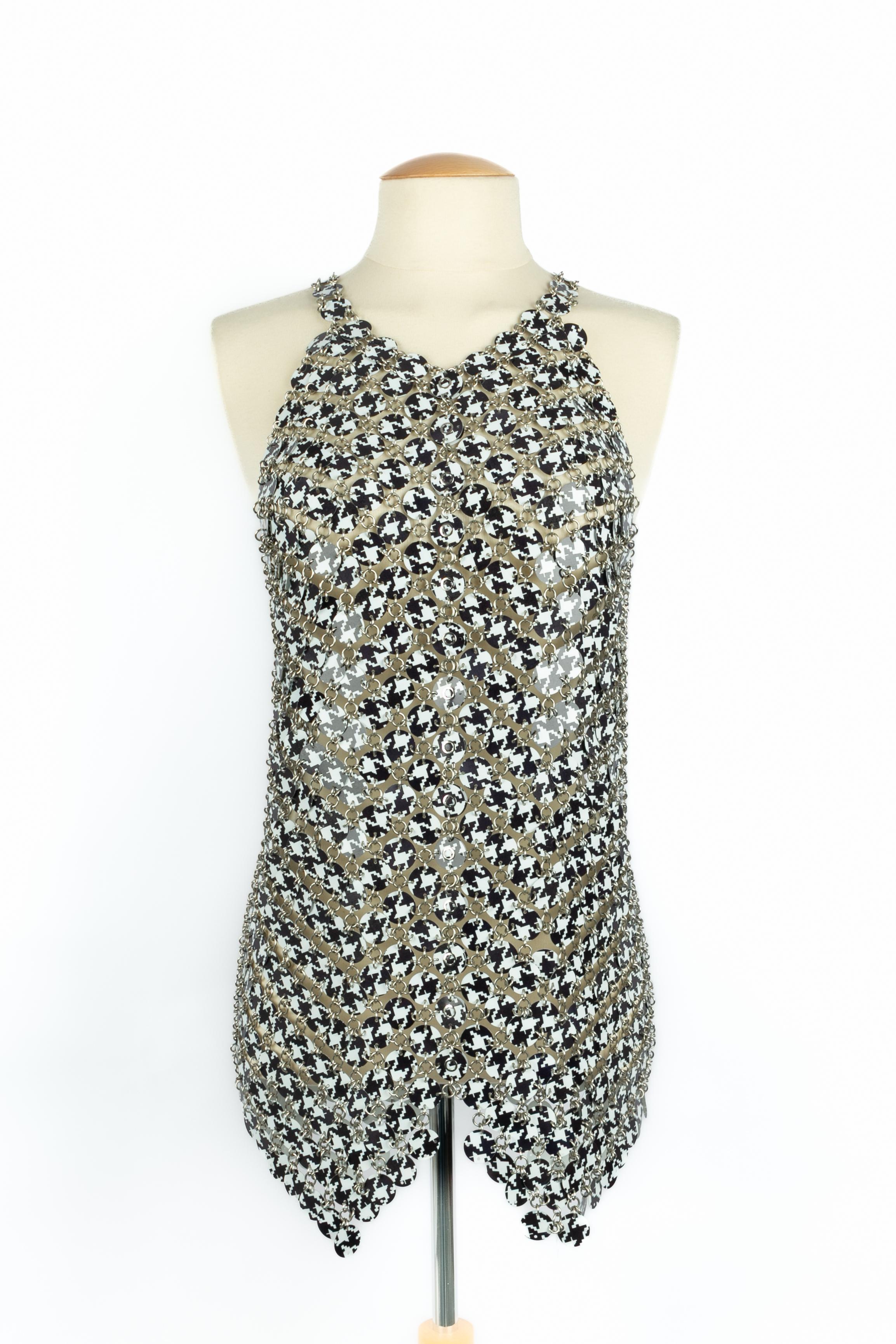PACO RABANNE - Kurzes, rhodiniertes Pastellkleid mit schwarz-weißem Hahnentrittmuster, das mit Metallringen zusammengesetzt ist. Keine Größenangabe, es passt eine 34FR/36FR. Prototyp von einer Modenschau, Markenlabel fehlt. 1999/2000 Herbst-Winter