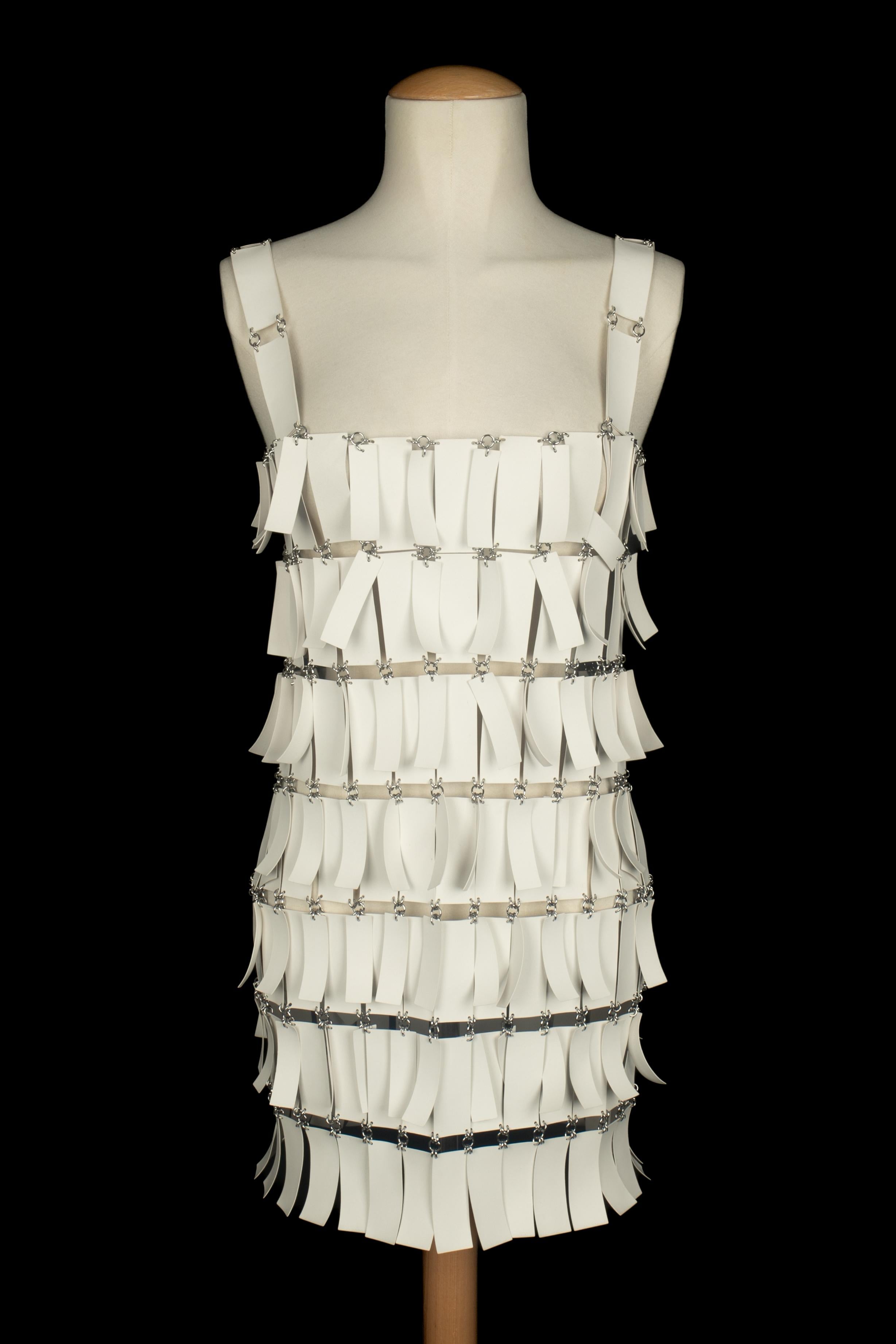 PACO RABANNE - Robe courte en polyester avec coquillages recyclés et métal argenté. Taille 36FR indiquée. Collectional automne-hiver 2023/2024 sous la direction artistique de Julien Dossena.

Condit :
Très bon état.

Dimensions :
Poitrine : 40 cm -