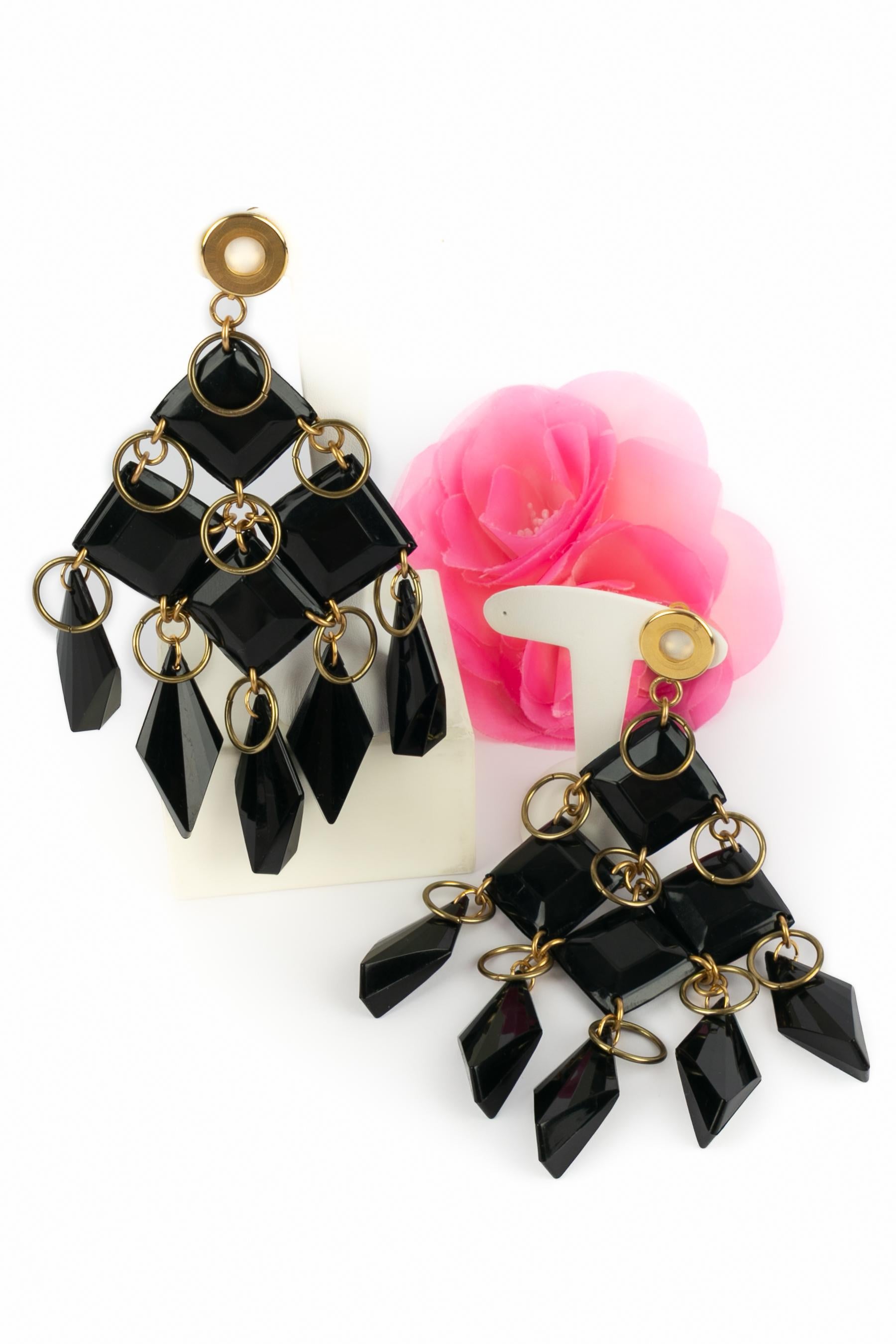 PACO RABANNE - (Made in France) Goldene Ohrringe aus Metall mit schwarzem Harz. Nicht signierter Schmuck - Herbst-Winter-Kollektion 1990.

Bedingung:
Sehr guter Zustand

Abmessungen:
Länge: 15 cm

SKU:BO432