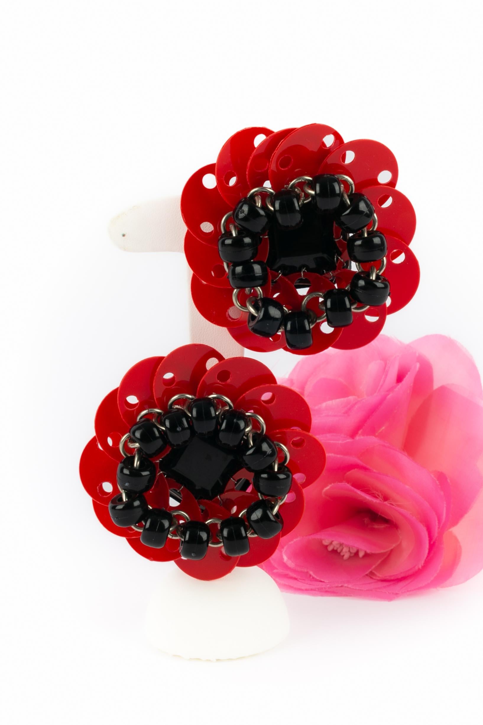 PACO RABANNE - Red rhodoid pastille earrings with black pearls and metallic rings. Not signed Haute Couture jewelry, circa 1980

Condition:
Very good condition

Dimensions:
Height: 6.5 cm

SKU:BO142