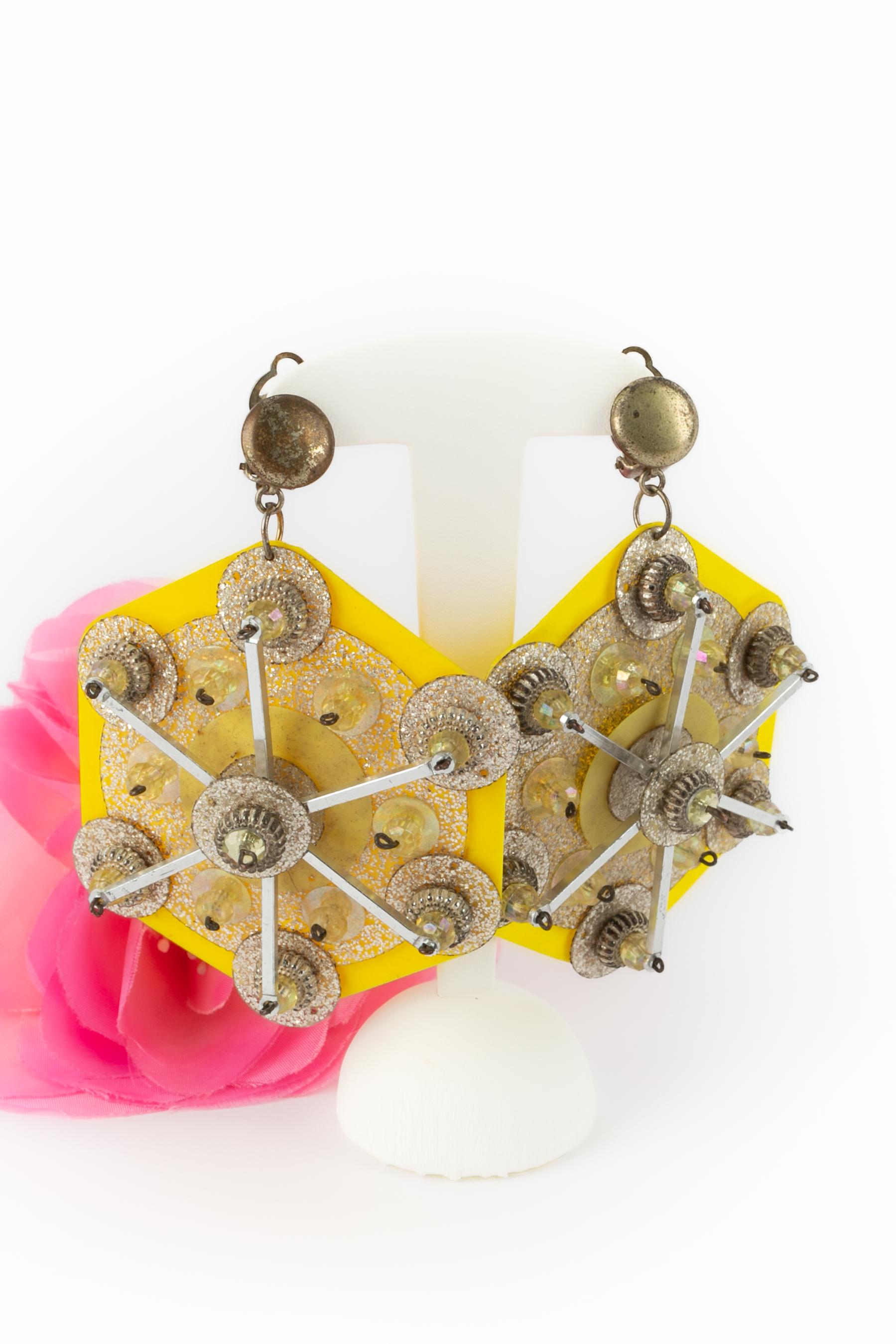 PACO RABANNE - Plastic clip-on earrings wuth rhodoid, pearls, and silvery metal. A Haute Couture Collection circa 1965/1967.

Condition:
Good condition

Dimensions:
Height: 10 cm

SKU:BO116