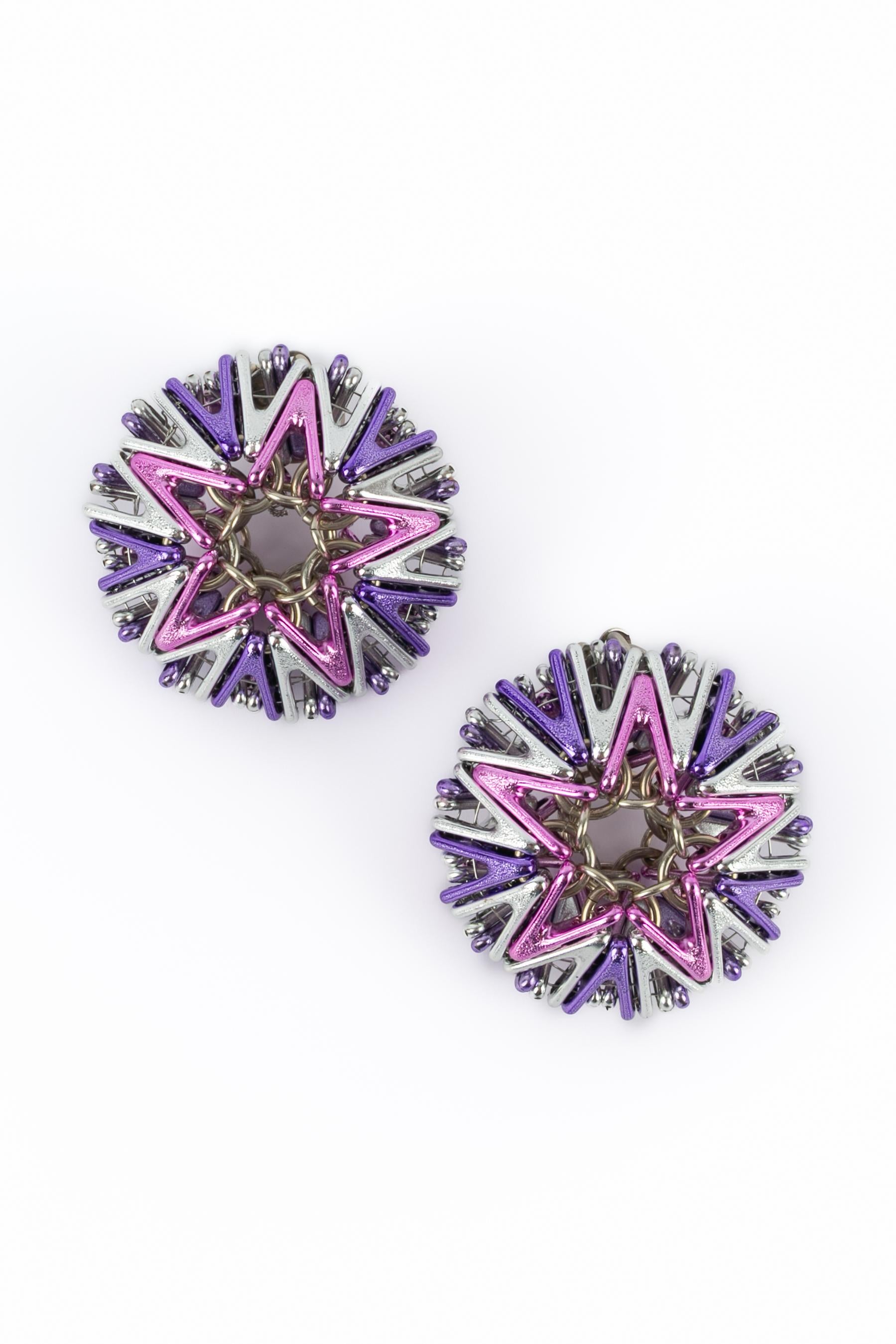 PACO RABANNE - Pendientes de clip de material plástico rosa, plateado y morado ensamblados con anillas metálicas. Prototipo no firmado del desfile de moda. Colección de Alta Costura Otoño-Invierno 1994/1995.

Estado:
Muy buen