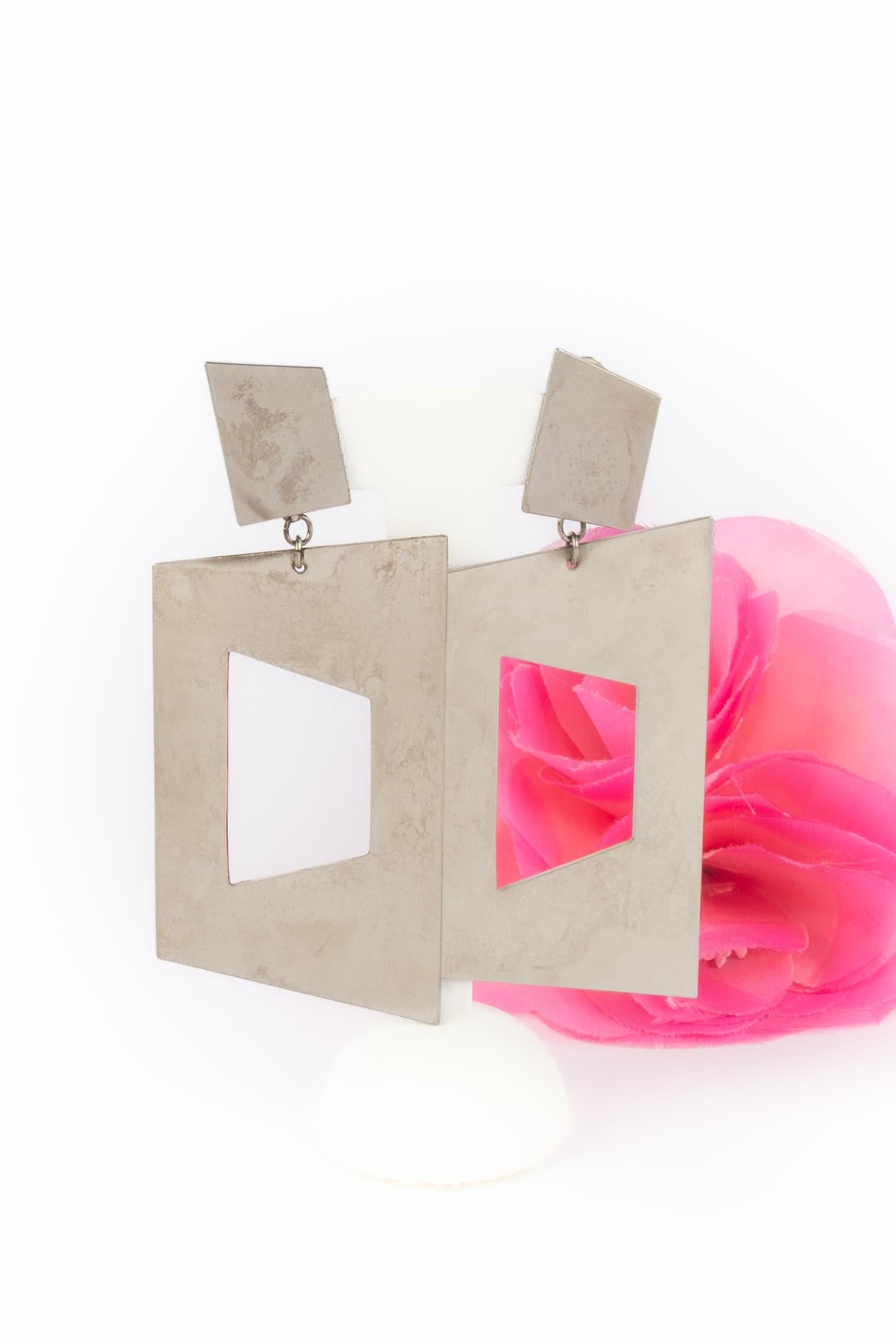 PACO RABANNE - Boucles d'oreilles en métal argenté de forme géométrique. Bijoux non signés provenant d'un défilé de mode. Collectional printemps-été 1991.

Condit :
Très bon état.

Dimensions :
Hauteur : 11 cm

SKU:BO158