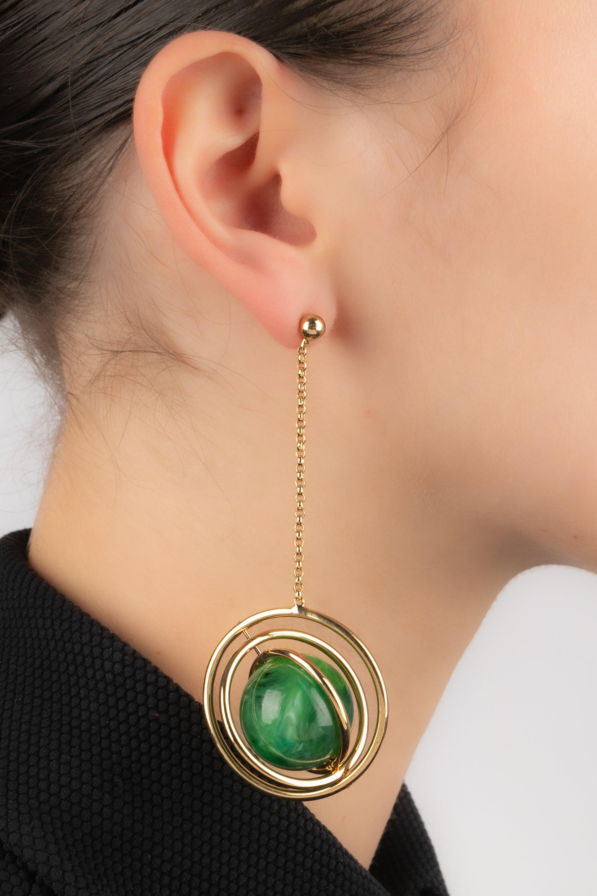 Paco Rabanne - Long golden metal earrings with green resin pearls.

Additional information:
Condition: Very good condition
Dimensions: Length: 8.5 cm

Seller Reference: BO6