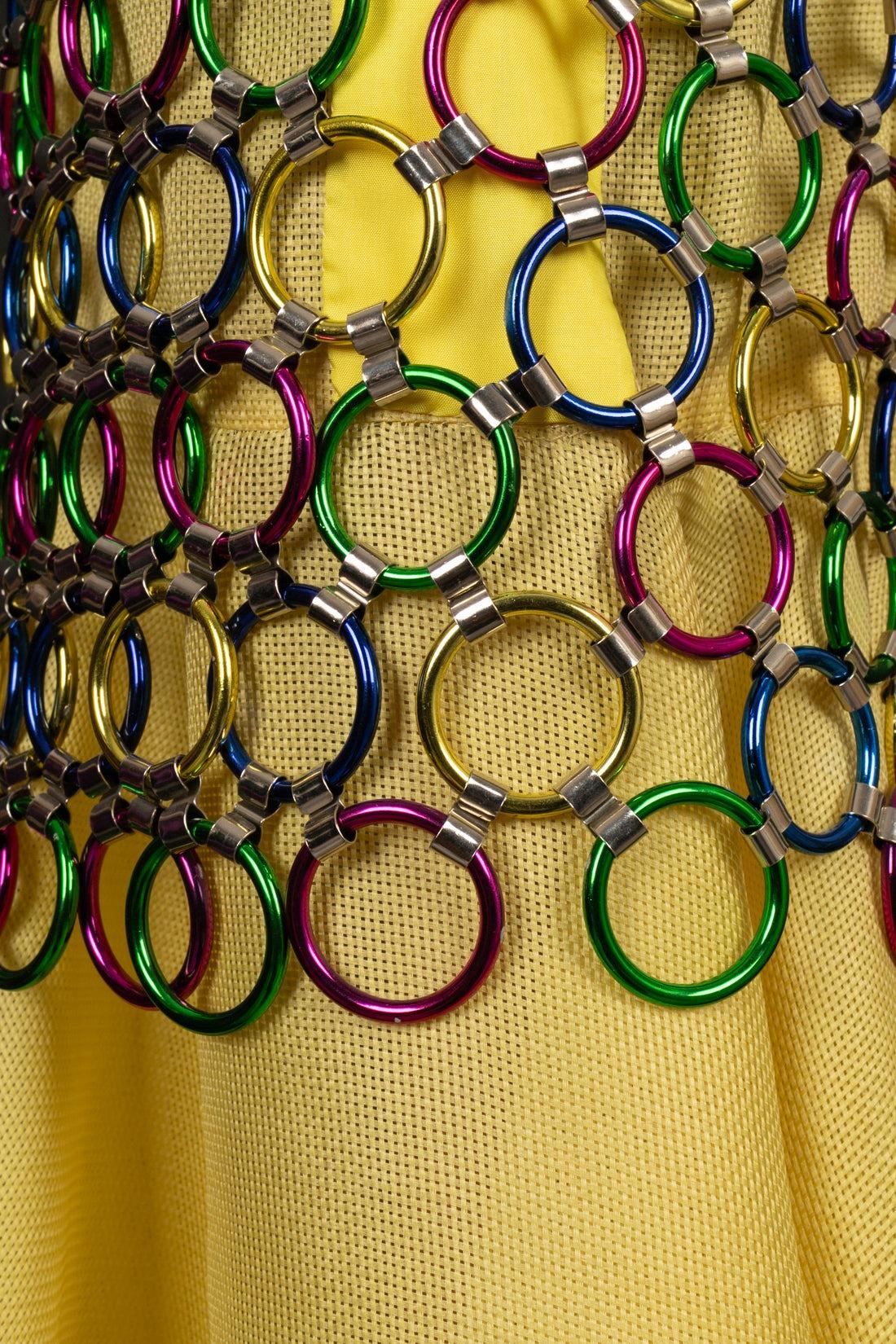 Paco Rabanne - (Fabriqué en France) Robe du soir avec anneaux métalliques multicolores et paille Panama jaune. Pièce des années 1990. Il n'y a pas de Label de taille, il convient à un 38FR.

Informations complémentaires :
Condit : Très bon