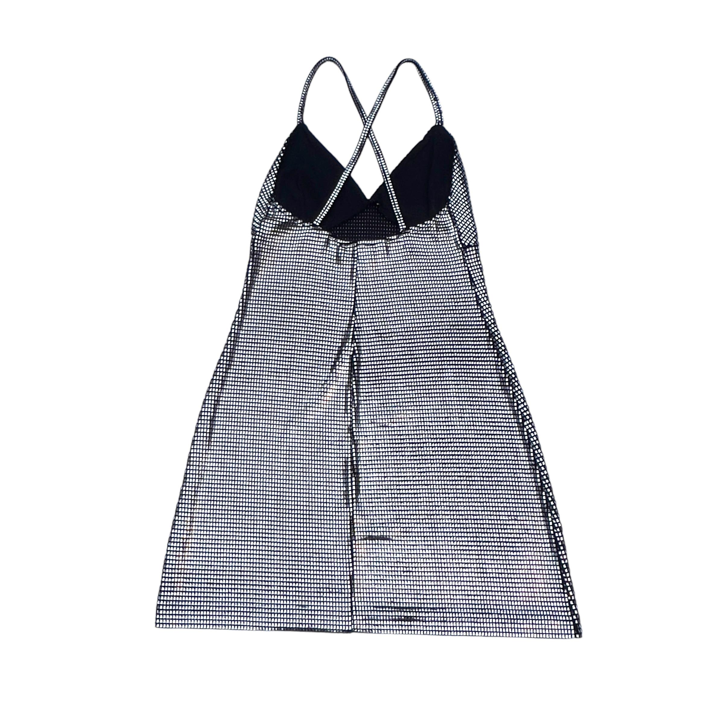 Mini robe vintage Paco Rabanne en papier d'aluminium. Cette pièce emblématique, portée par le top model Kate Moss, présente un superbe imprimé argenté qui crée un effet cotte de mailles scintillant sur une base en élasthanne noir. Avec des bretelles